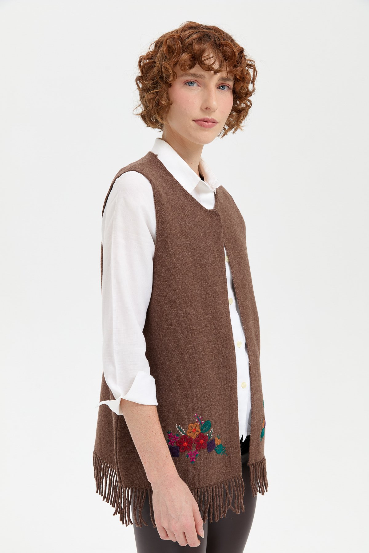 24010Kadın Sıfır Yaka Eteği İşlemeli Yün Yelek D.Kahve