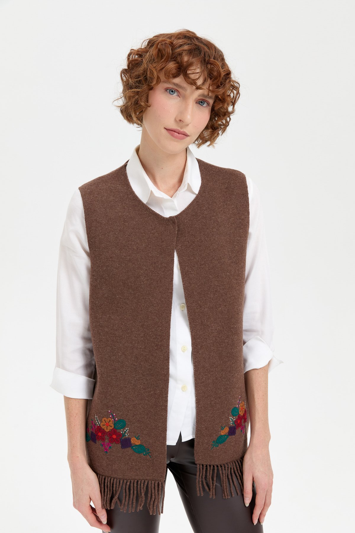 24010Kadın Sıfır Yaka Eteği İşlemeli Yün Yelek D.Kahve