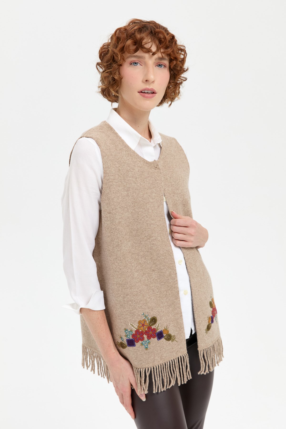 24010Kadın Sıfır Yaka Eteği İşlemeli Yün Yelek K.Bej