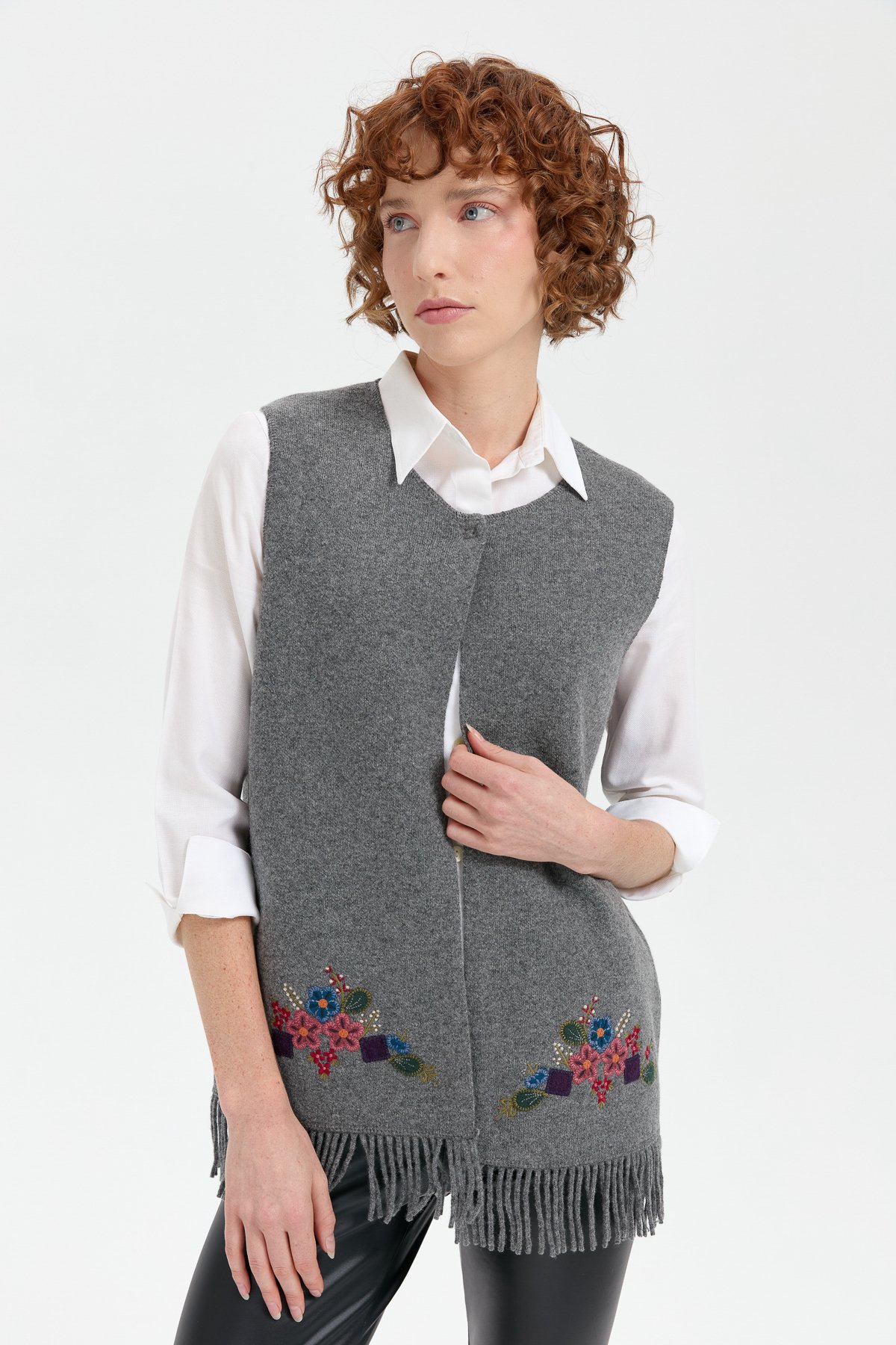 24010Kadın Sıfır Yaka Eteği İşlemeli Yün Yelek Füme