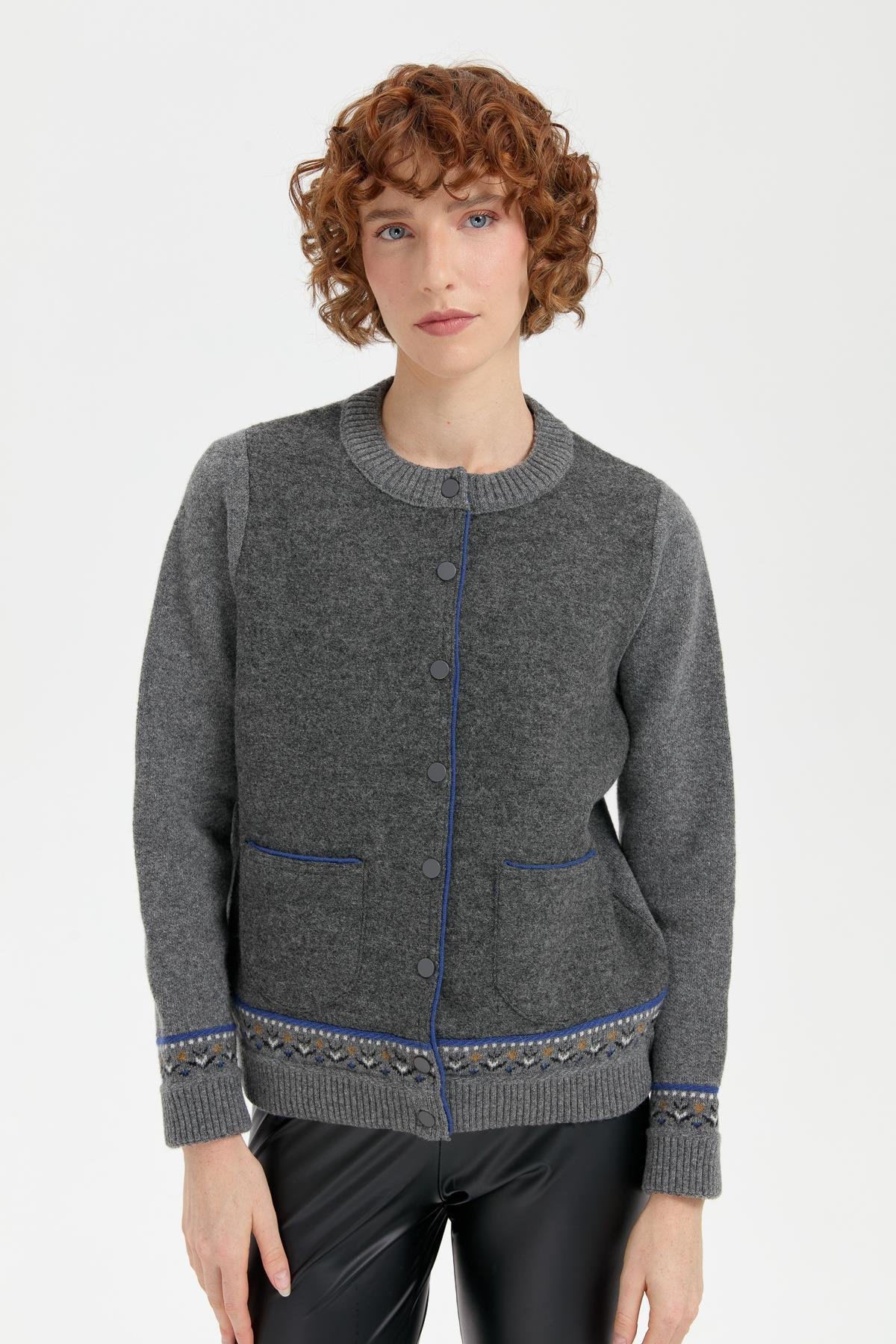 24085Kadın Sıfır Yaka Eteği ve Kol Ucu Desenli Yün Ceket Füme