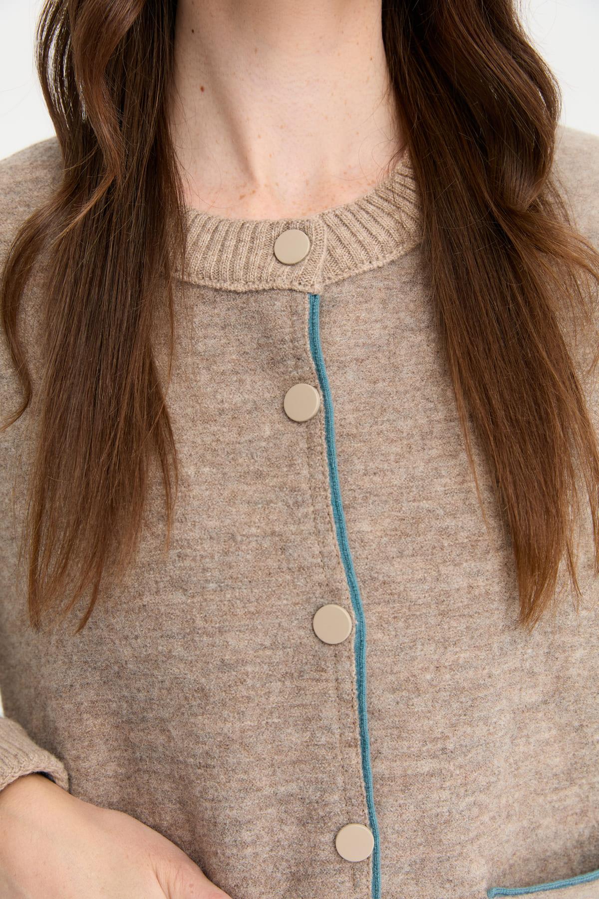 24085Kadın Sıfır Yaka Eteği ve Kol Ucu Desenli Yün Ceket K.Bej