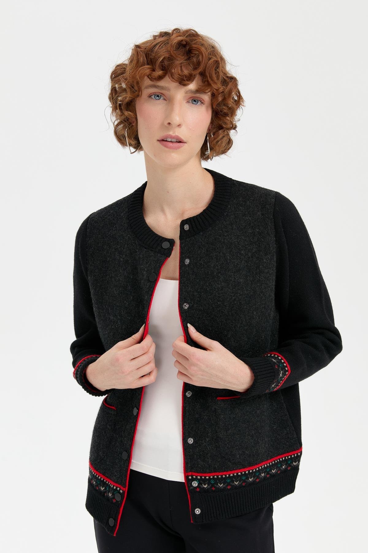 24085Kadın Sıfır Yaka Eteği ve Kol Ucu Desenli Yün Ceket Siyah