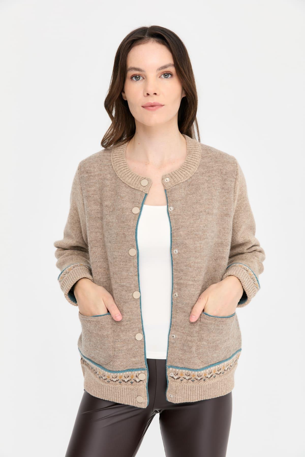 24085Kadın Sıfır Yaka Eteği ve Kol Ucu Desenli Yün Ceket K.Bej