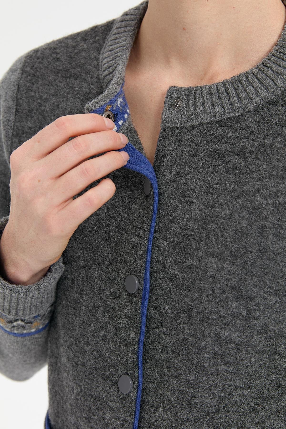 24085Kadın Sıfır Yaka Eteği ve Kol Ucu Desenli Yün Ceket Füme