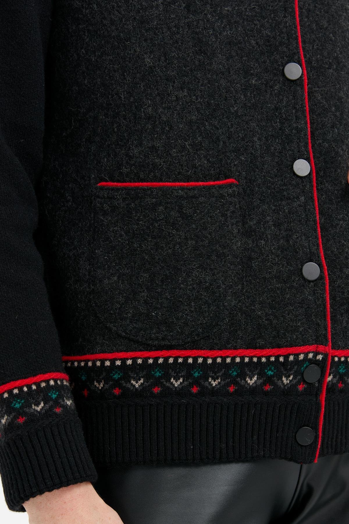 24085Kadın Sıfır Yaka Eteği ve Kol Ucu Desenli Yün Ceket Siyah