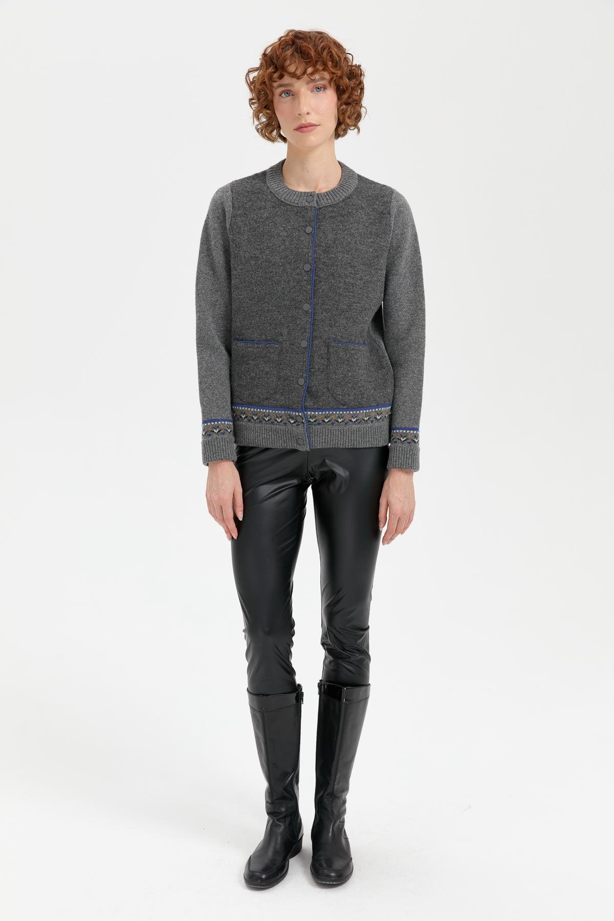 24085Kadın Sıfır Yaka Eteği ve Kol Ucu Desenli Yün Ceket Füme