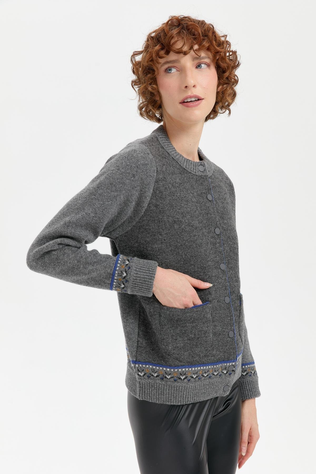 24085Kadın Sıfır Yaka Eteği ve Kol Ucu Desenli Yün Ceket Füme