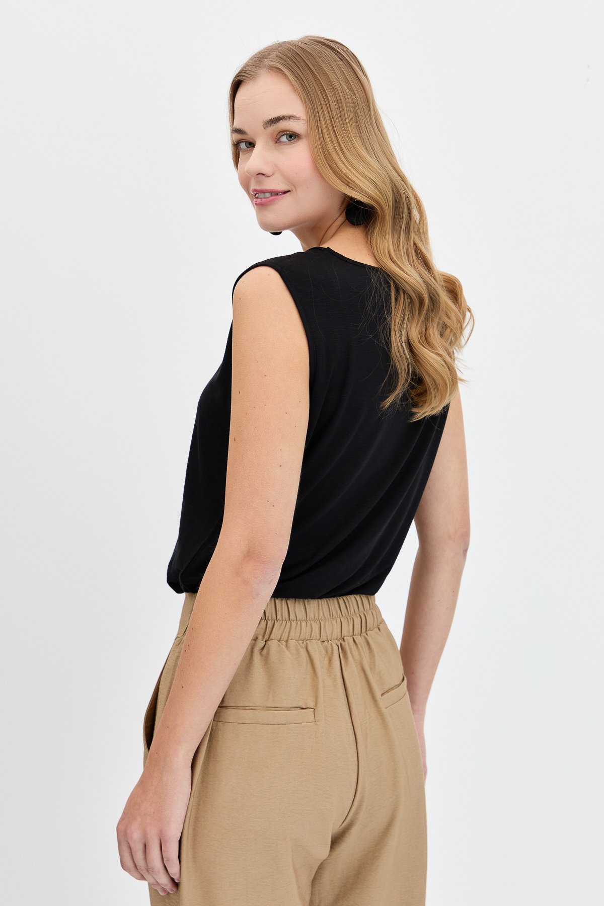 KMY24086Kadın Sıfır Yaka Flamlı Kumaş Basic Askılı Tshirt Siyah