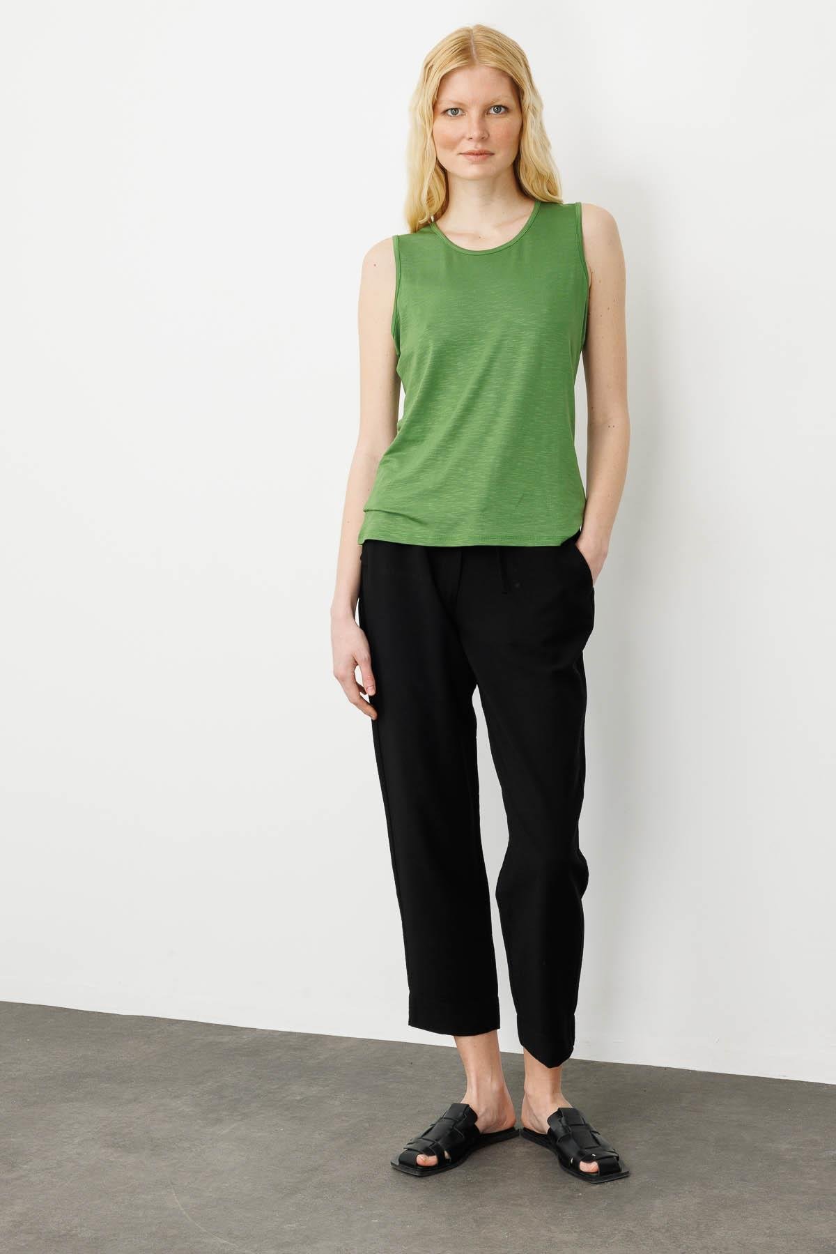 KMY24086Kadın Sıfır Yaka Flamlı Kumaş Basic Askılı Tshirt A.Yeşili