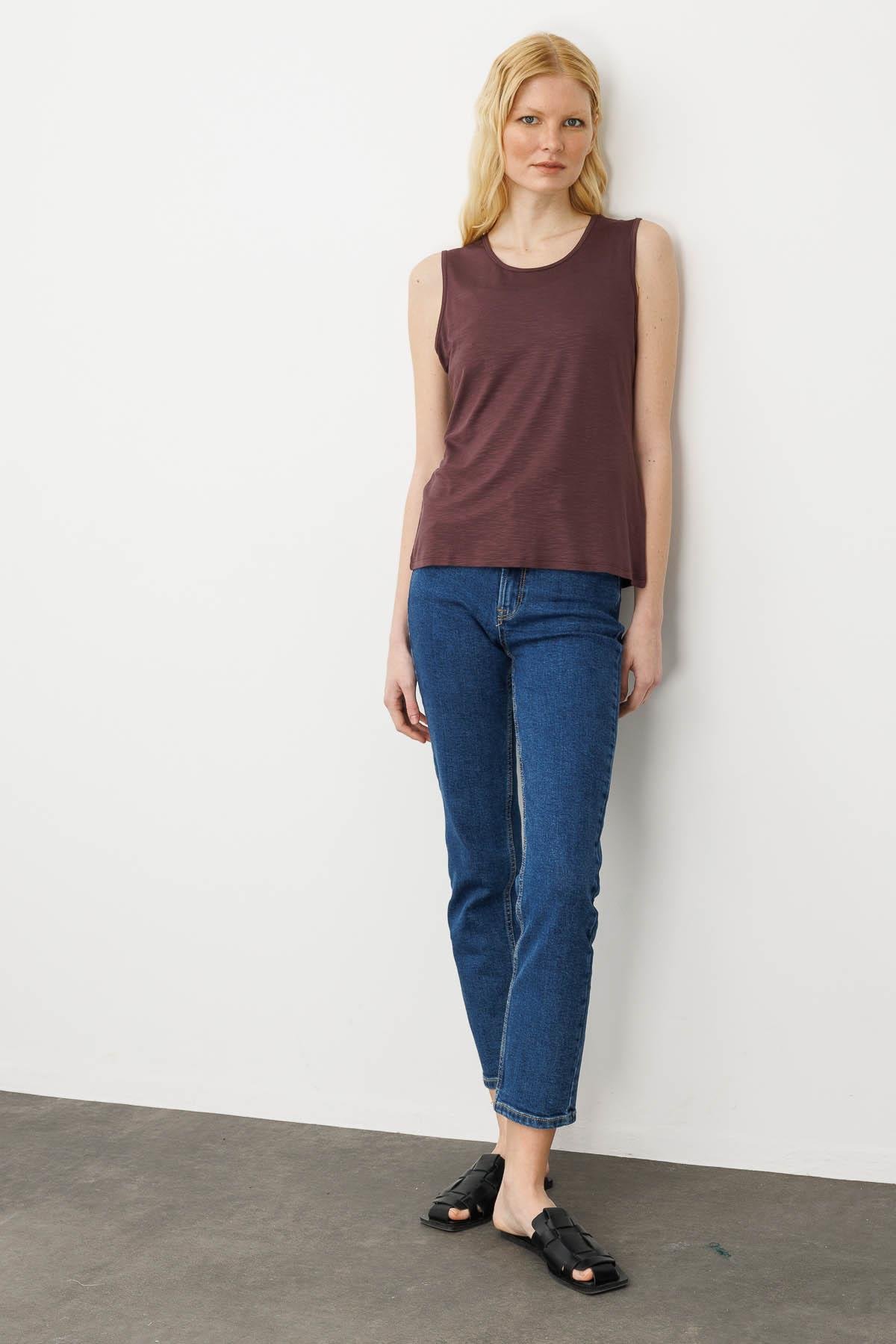 KMY24086Kadın Sıfır Yaka Flamlı Kumaş Basic Askılı Tshirt Kahve