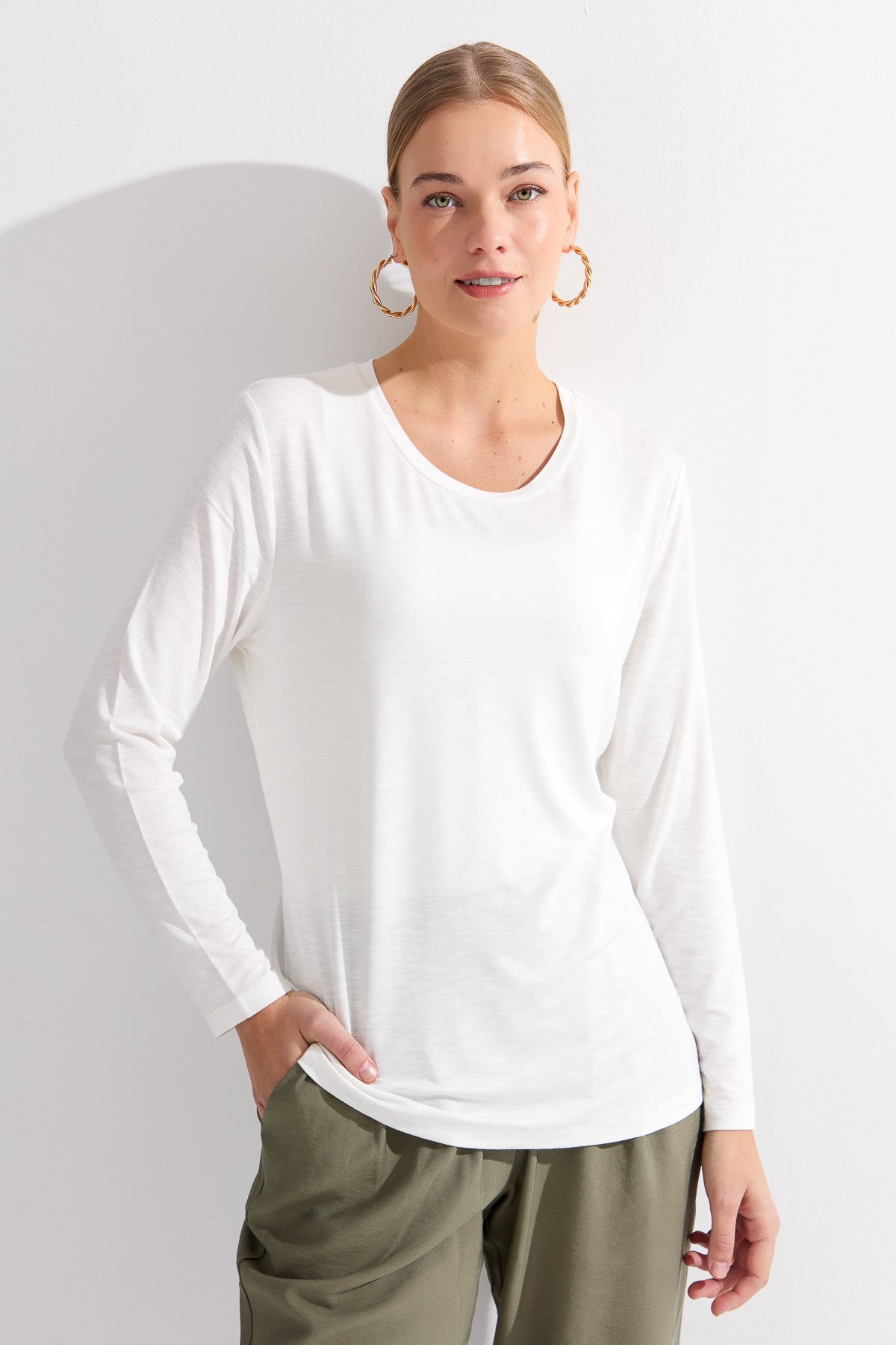 KMY24093Kadın Sıfır Yaka Flamlı Kumaş Basic Penye Bluz Ekru