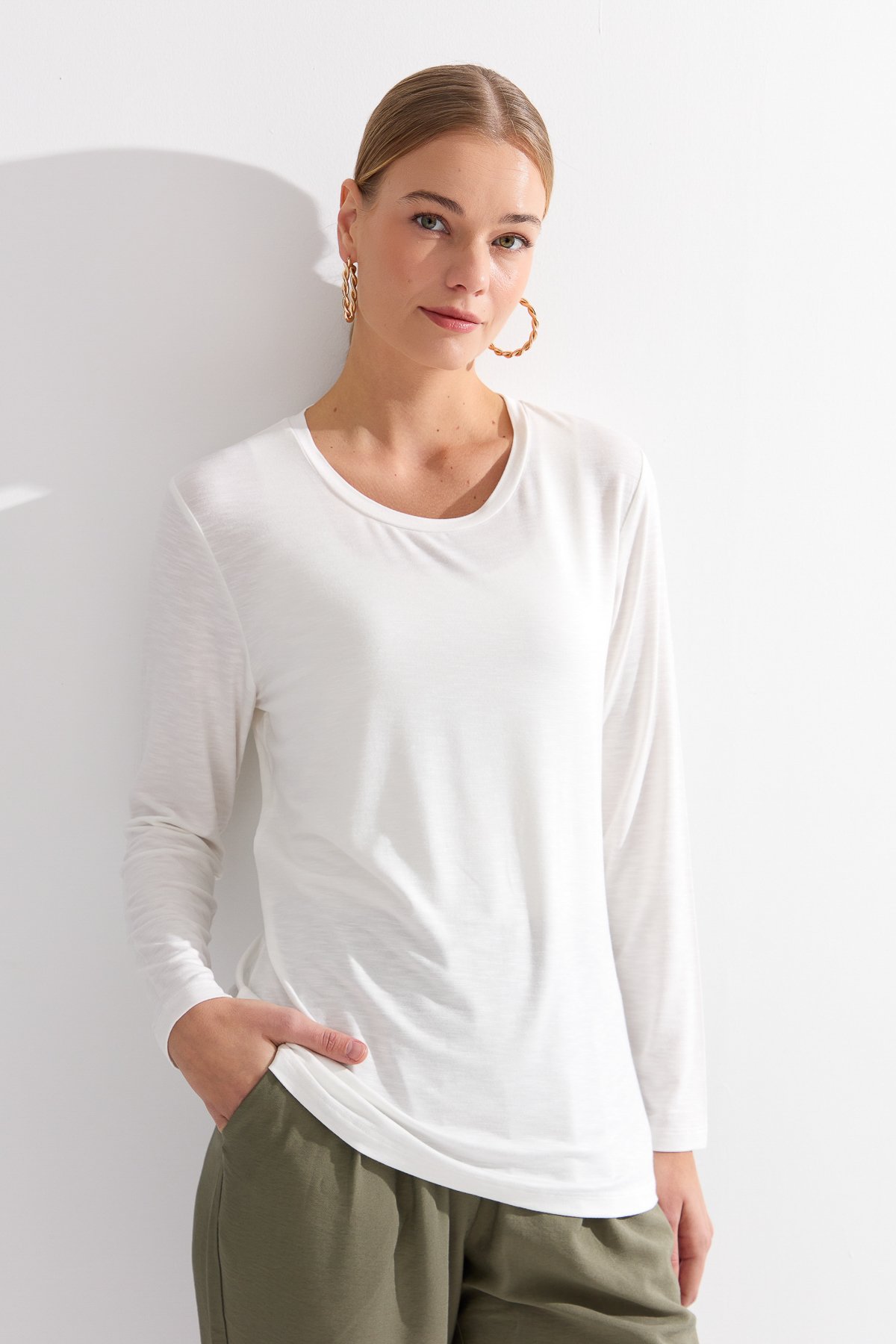 KMY24093Kadın Sıfır Yaka Flamlı Kumaş Basic Penye Bluz Ekru