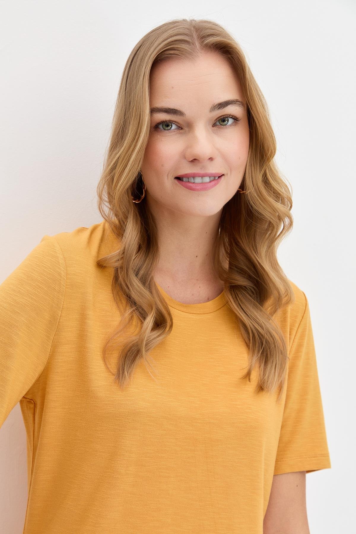 KMY24084Kadın Sıfır Yaka Flamlı Kumaş Penye Tshirt Hardal