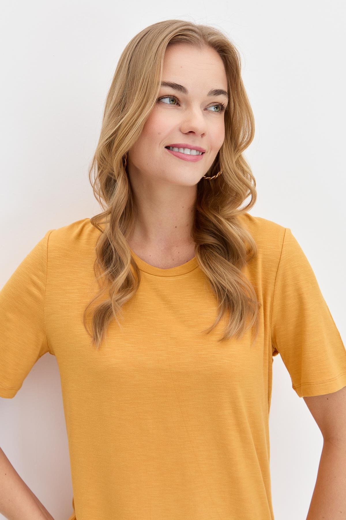 KMY24084Kadın Sıfır Yaka Flamlı Kumaş Penye Tshirt Hardal