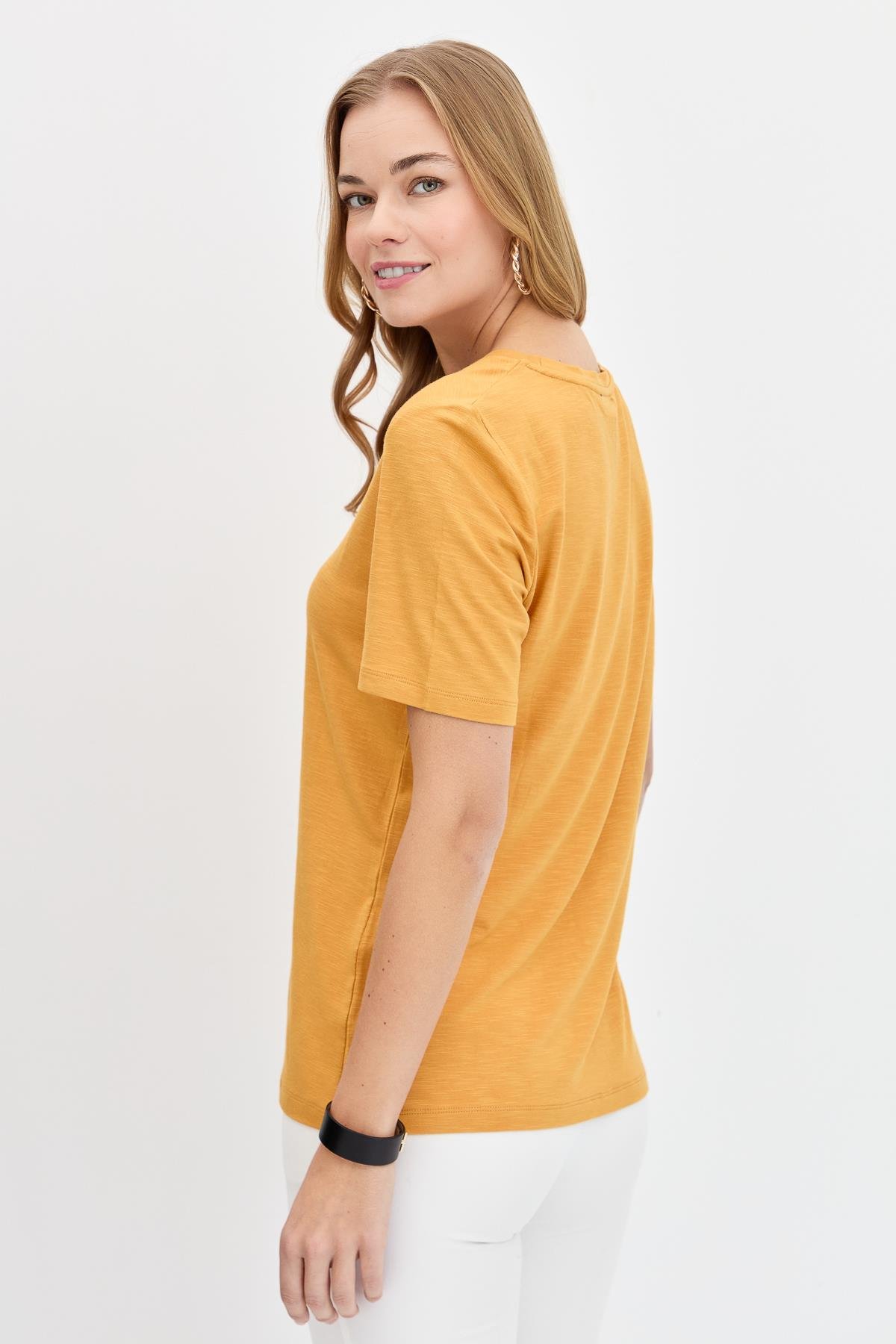 KMY24084Kadın Sıfır Yaka Flamlı Kumaş Penye Tshirt Hardal