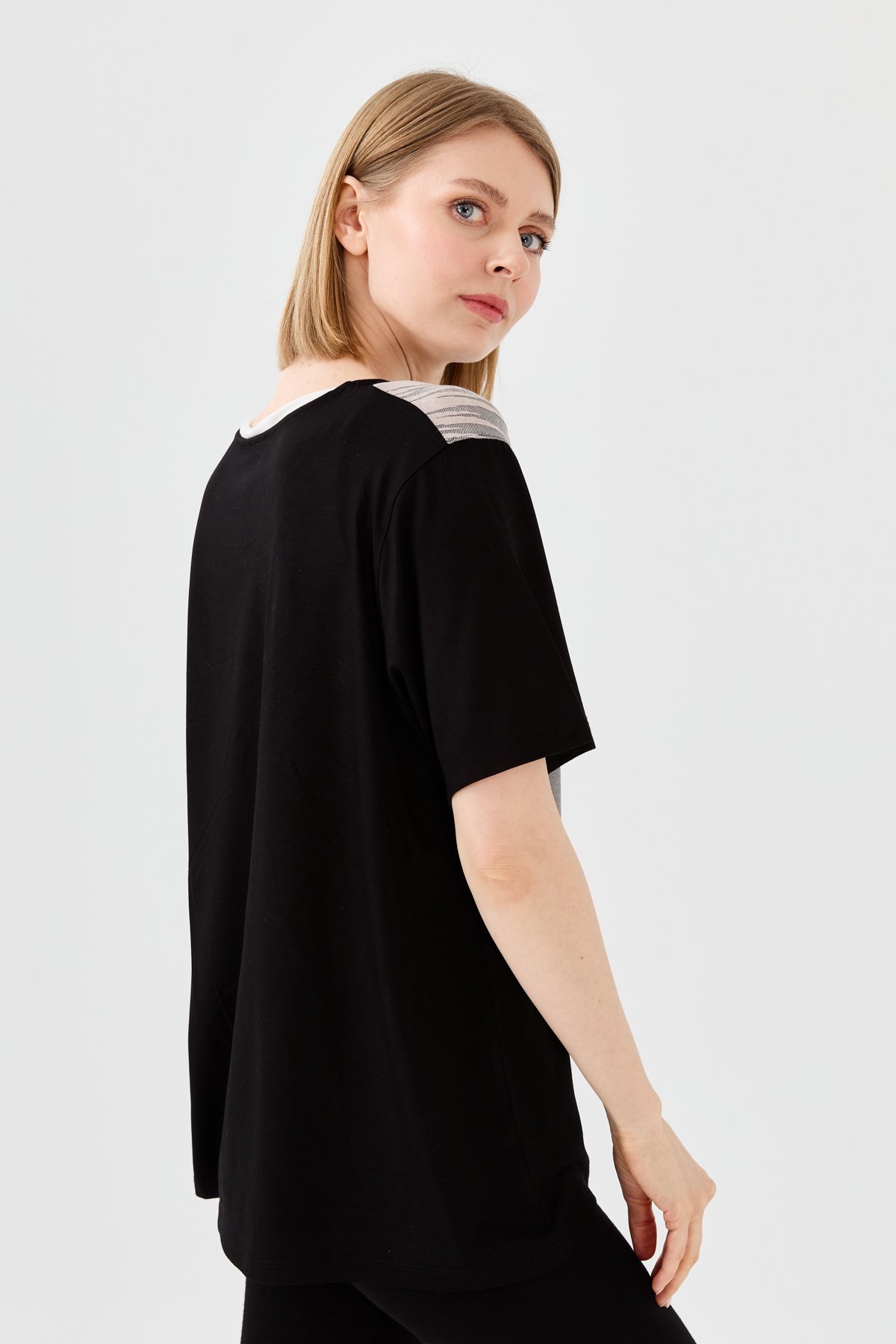 23758Kadın Sıfır Yaka Halka Desenli Penye T-shirt Siyah