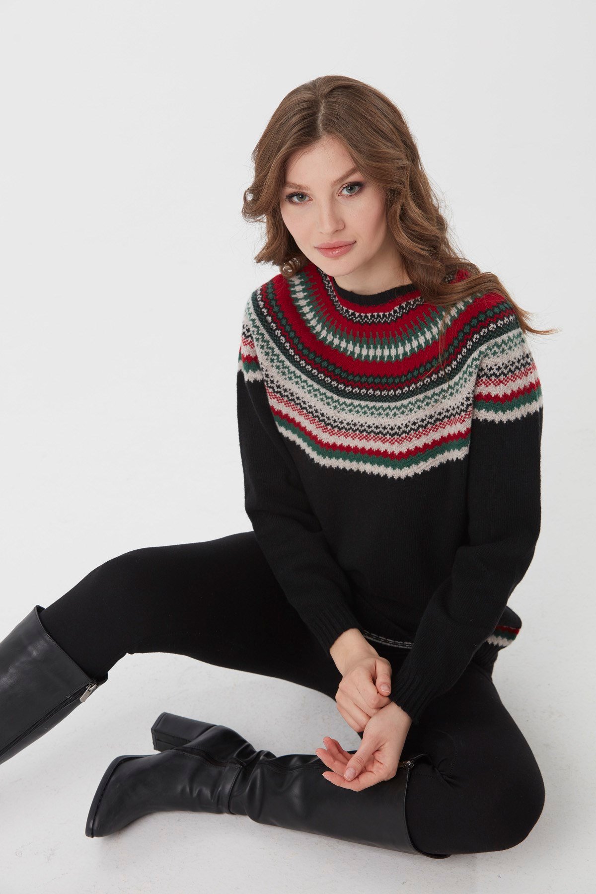 22086Kadın Sıfır Yaka İşleme Desenli Yün Kazak Siyah