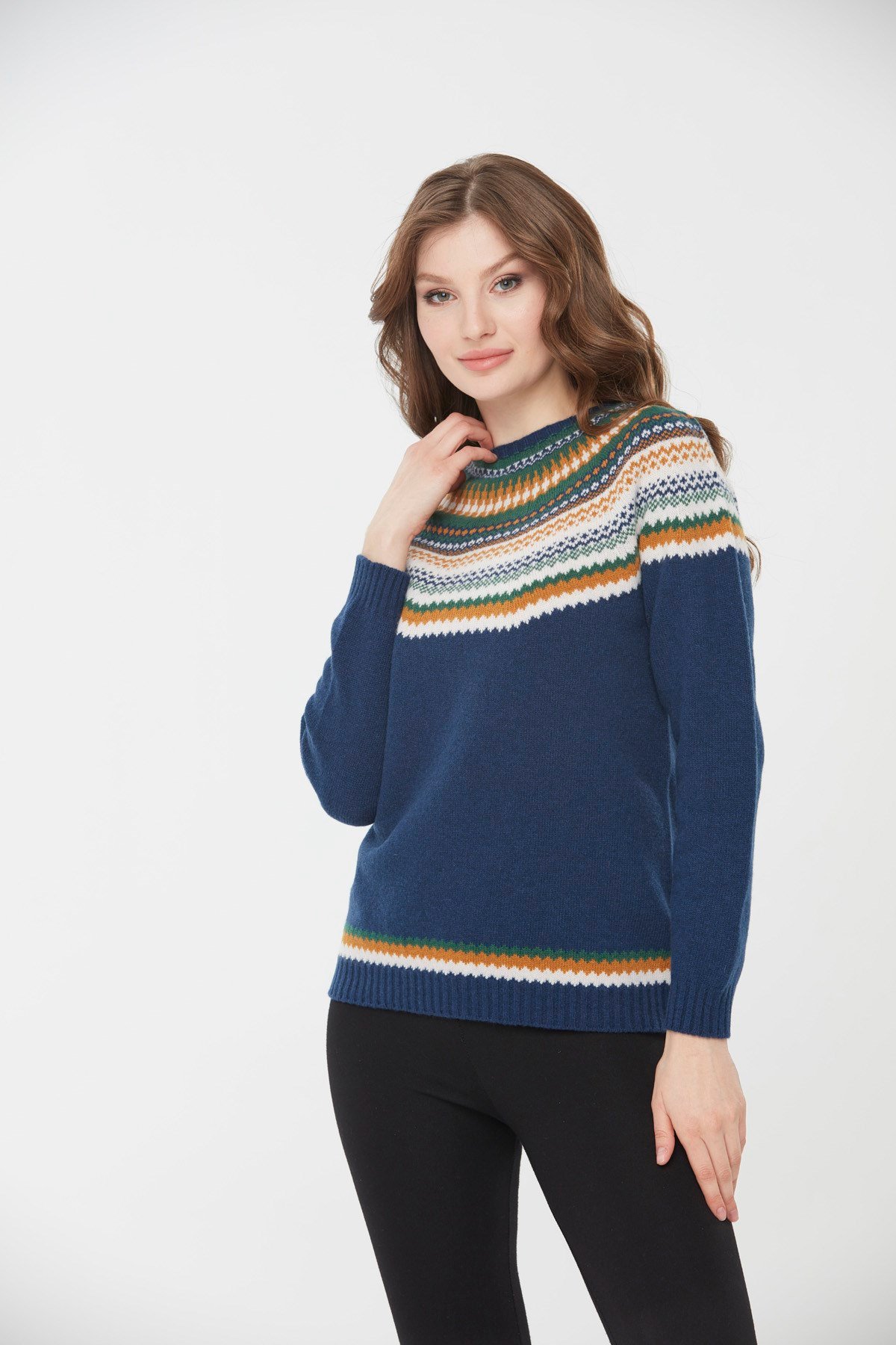 22086Kadın Sıfır Yaka İşleme Desenli Yün Kazak İndigo