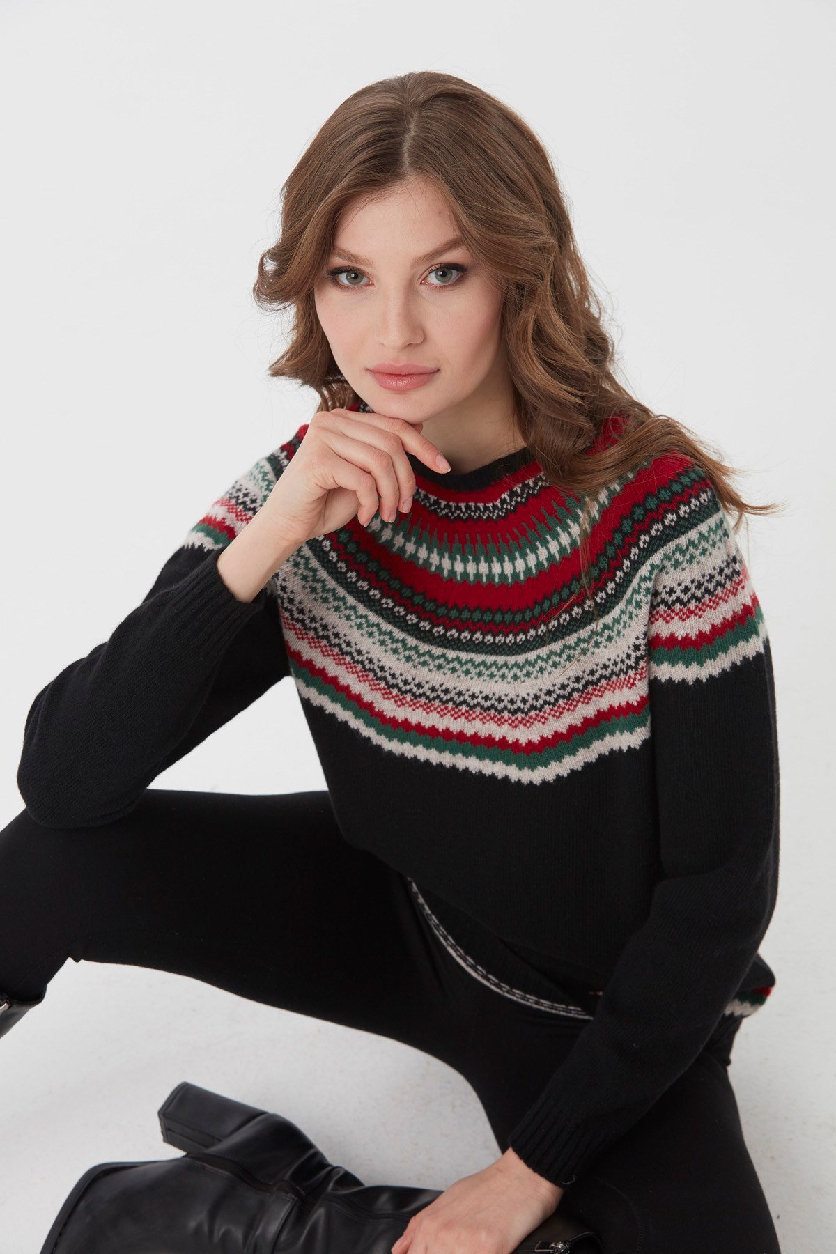 22086Kadın Sıfır Yaka İşleme Desenli Yün Kazak Siyah