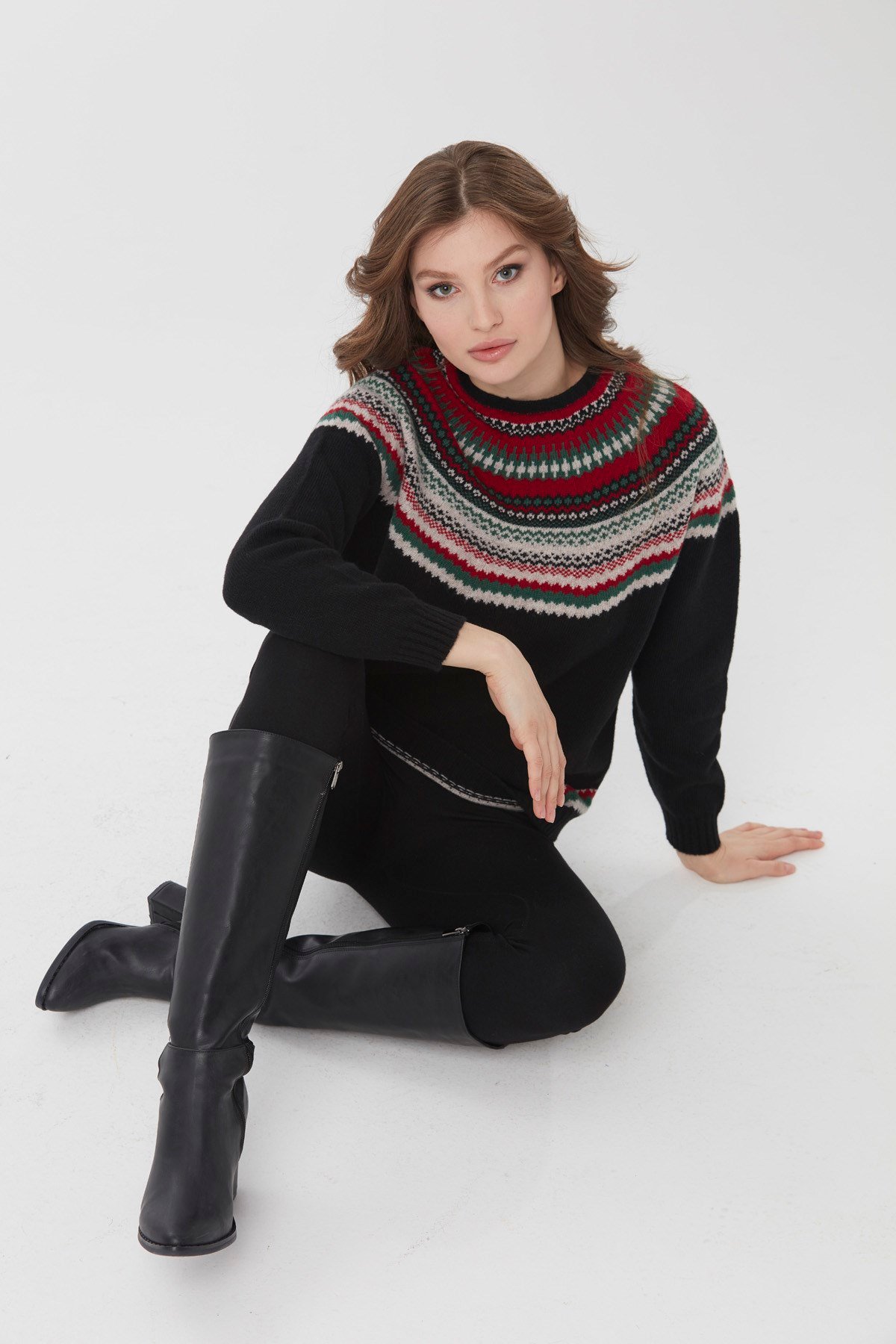 22086Kadın Sıfır Yaka İşleme Desenli Yün Kazak Siyah