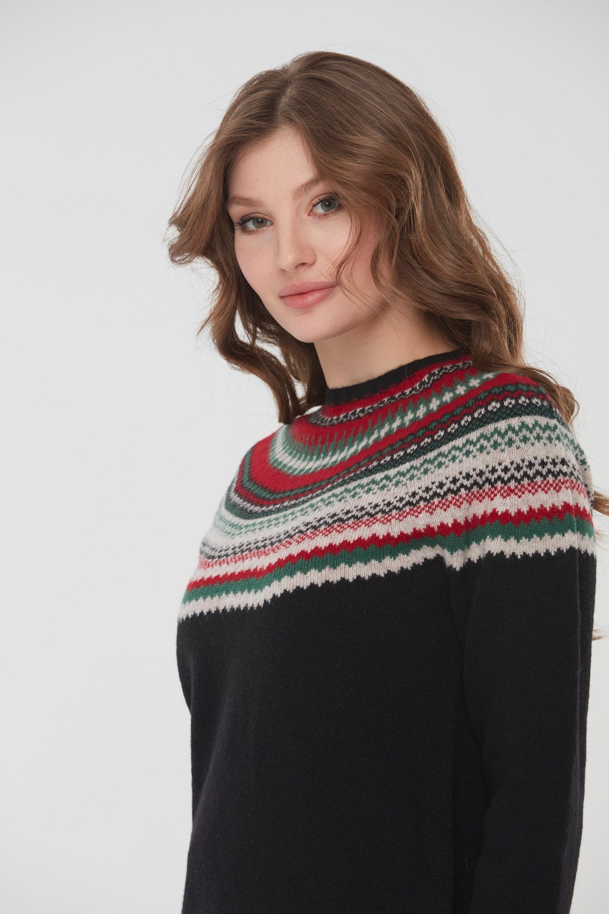 22086Kadın Sıfır Yaka İşleme Desenli Yün Kazak Siyah