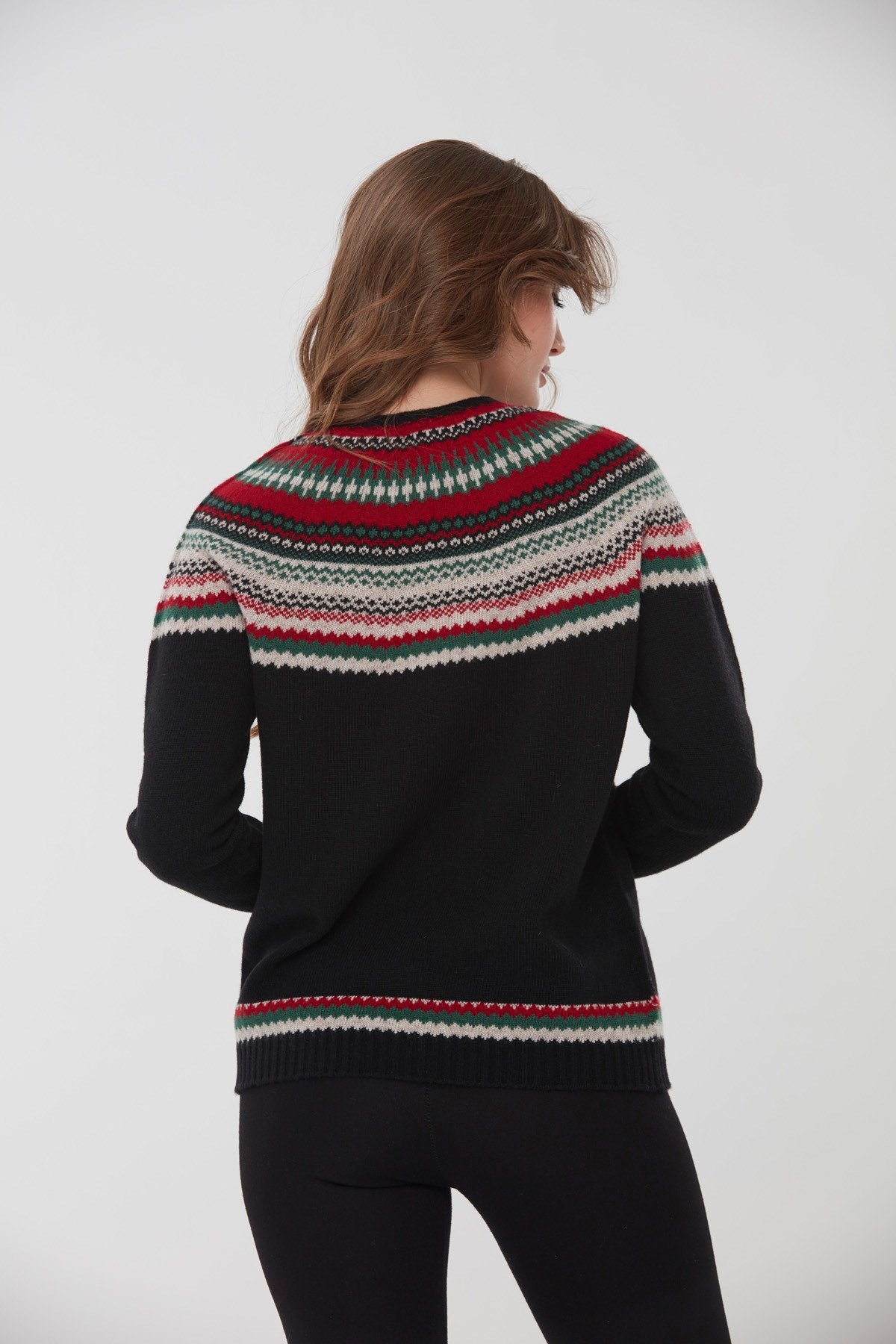 22086Kadın Sıfır Yaka İşleme Desenli Yün Kazak Siyah