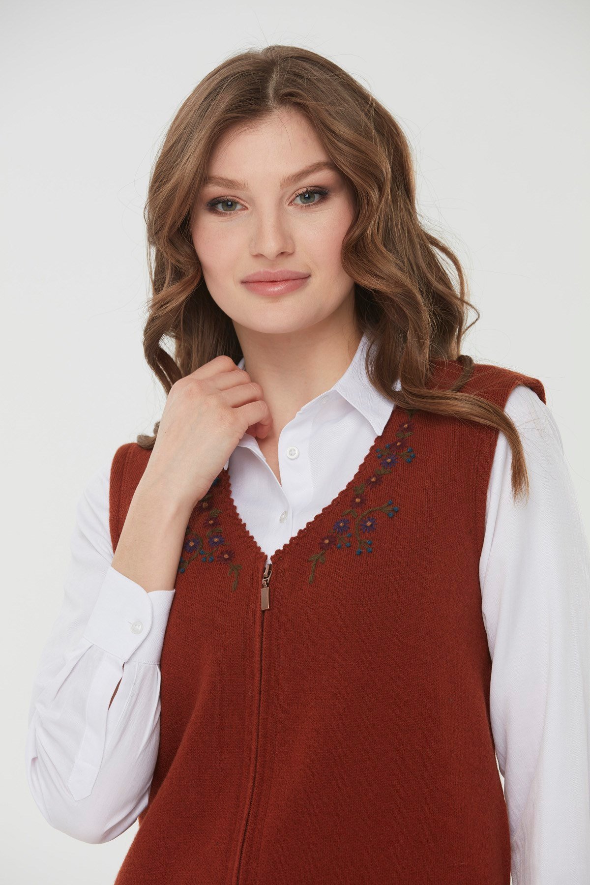 22191Kadın Sıfır Yaka İşlemeli Cepli Yün Yelek A.Tabası