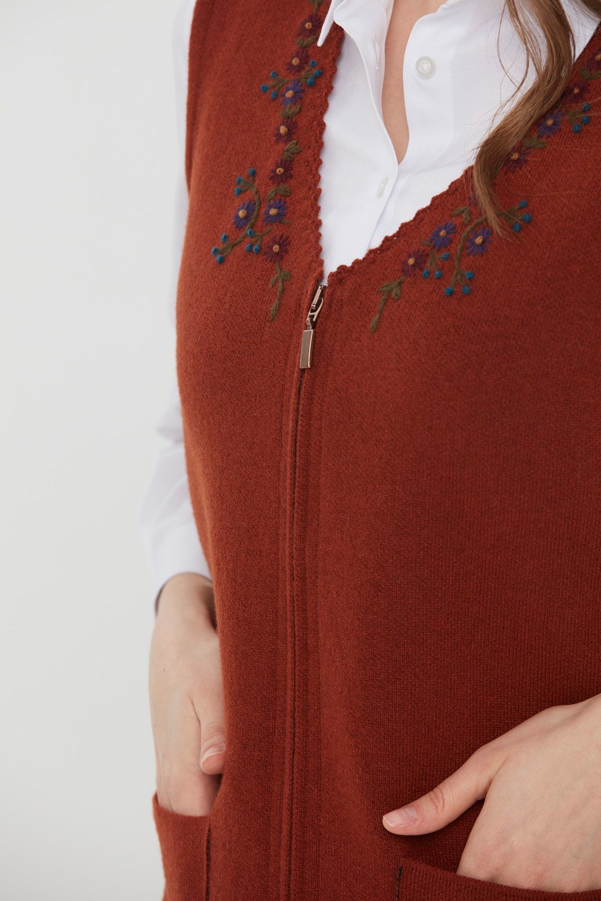 22191Kadın Sıfır Yaka İşlemeli Cepli Yün Yelek A.Tabası