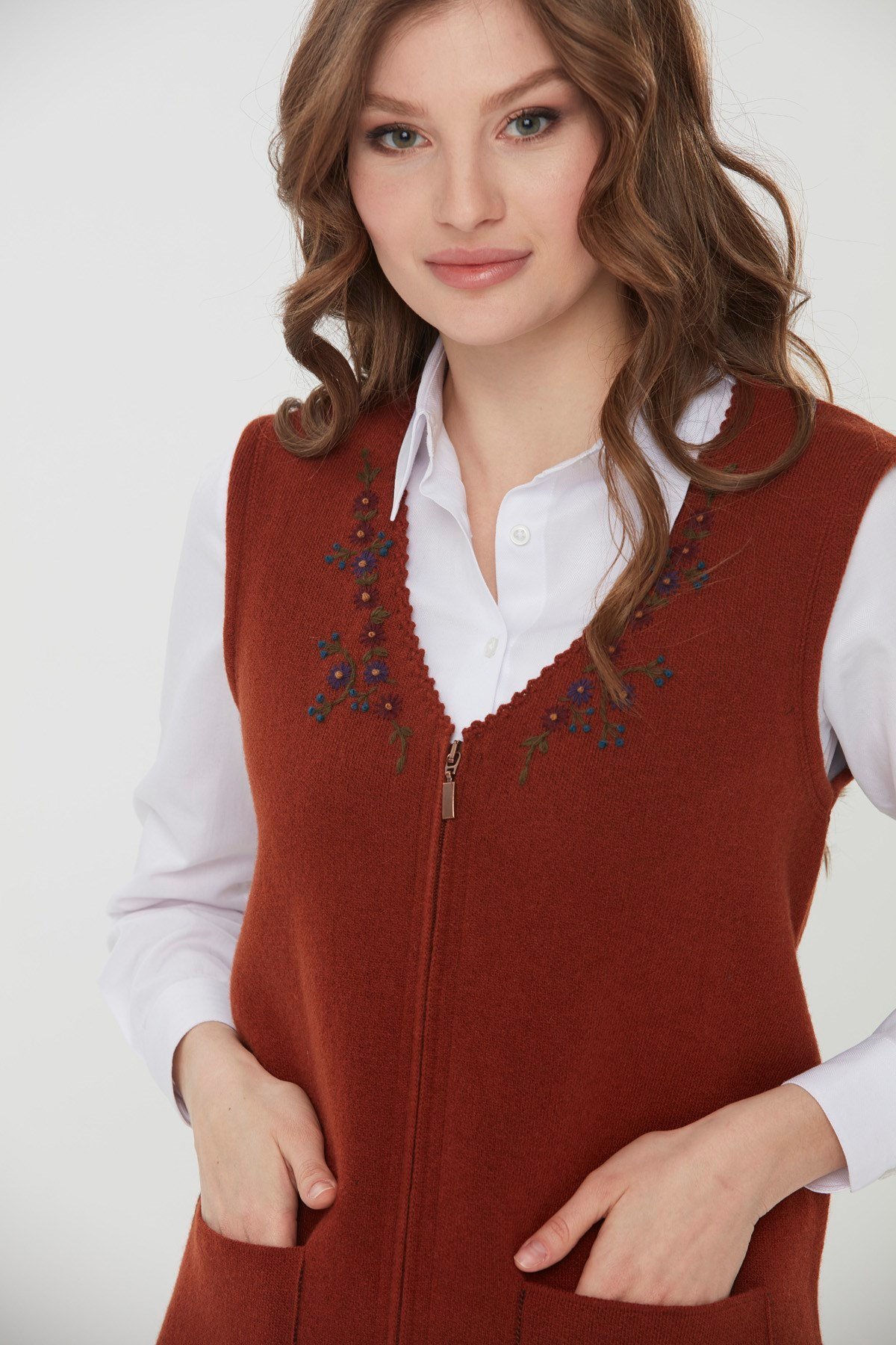 22191Kadın Sıfır Yaka İşlemeli Cepli Yün Yelek A.Tabası