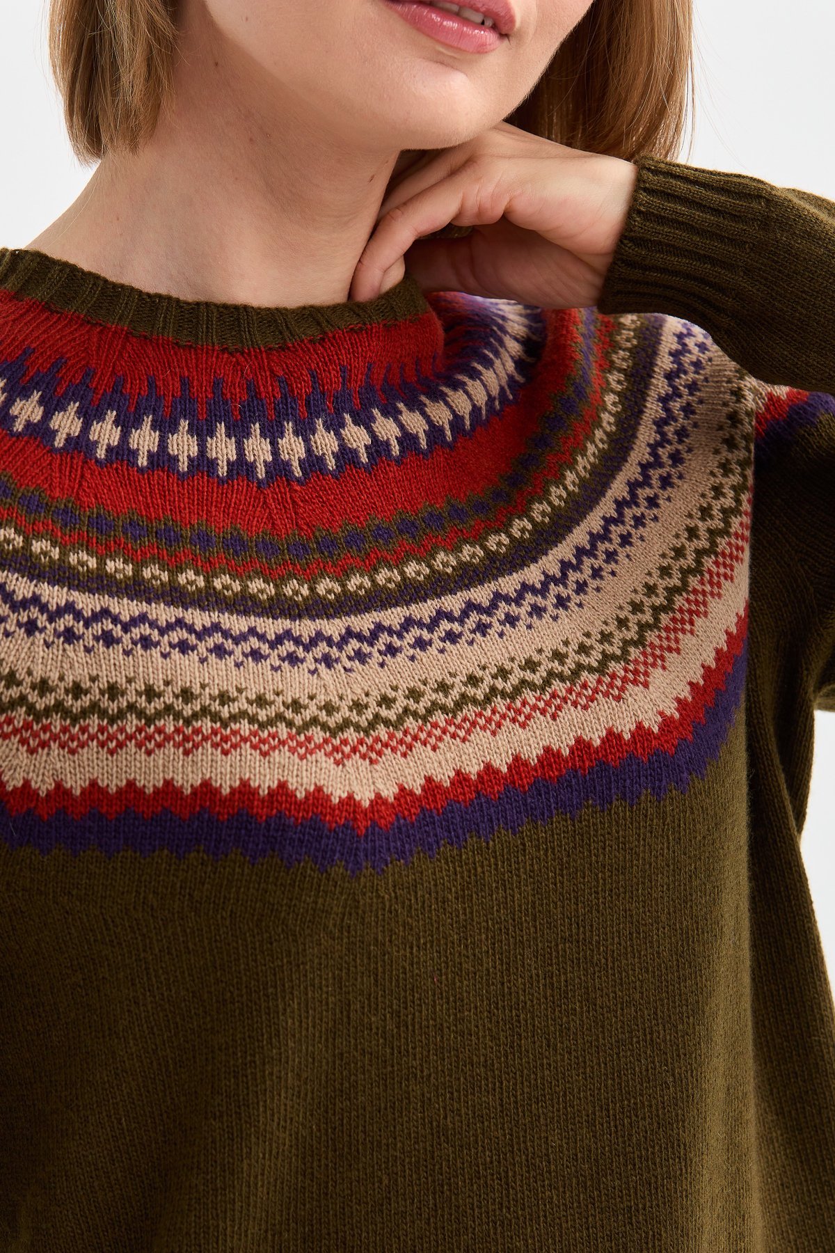 22086Женский шерстяной свитер с круглым вырезом и отделкой, светло зеленый