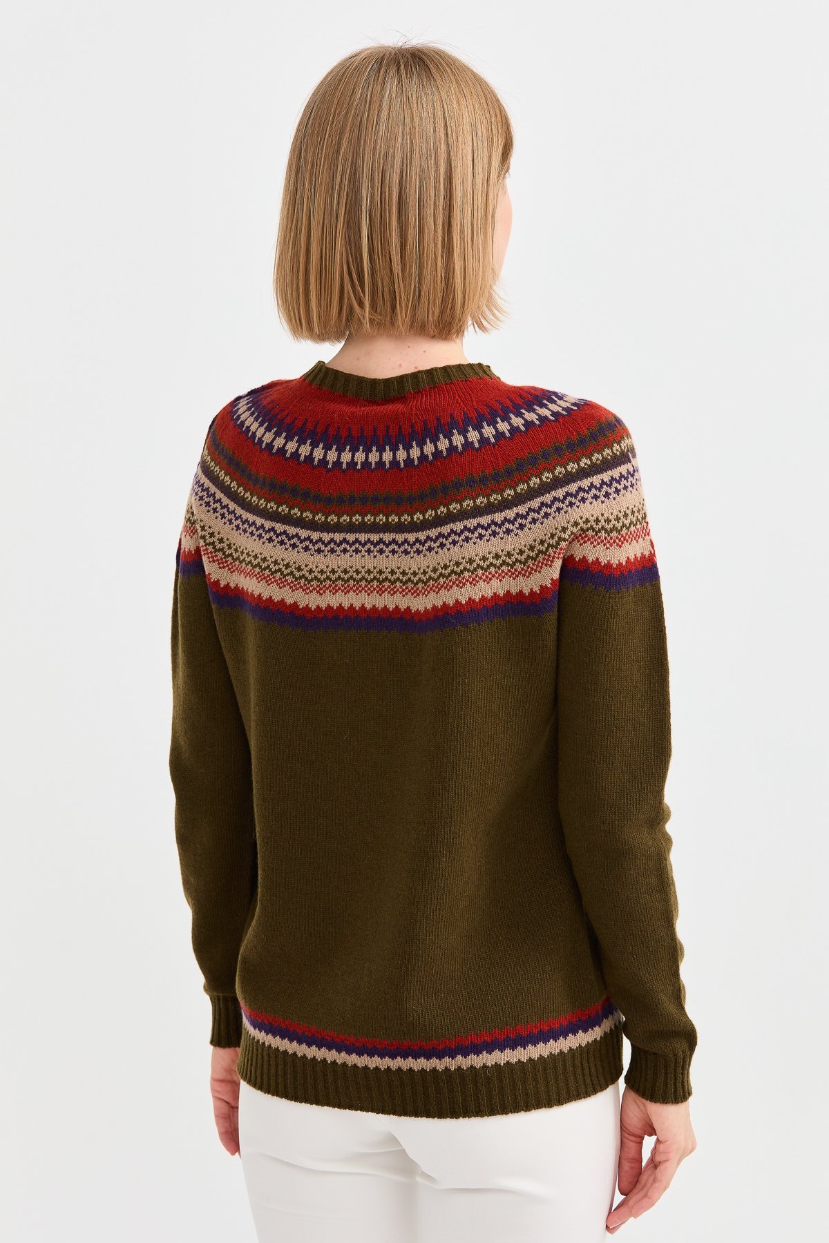 22086Женский шерстяной свитер с круглым вырезом и отделкой, светло зеленый