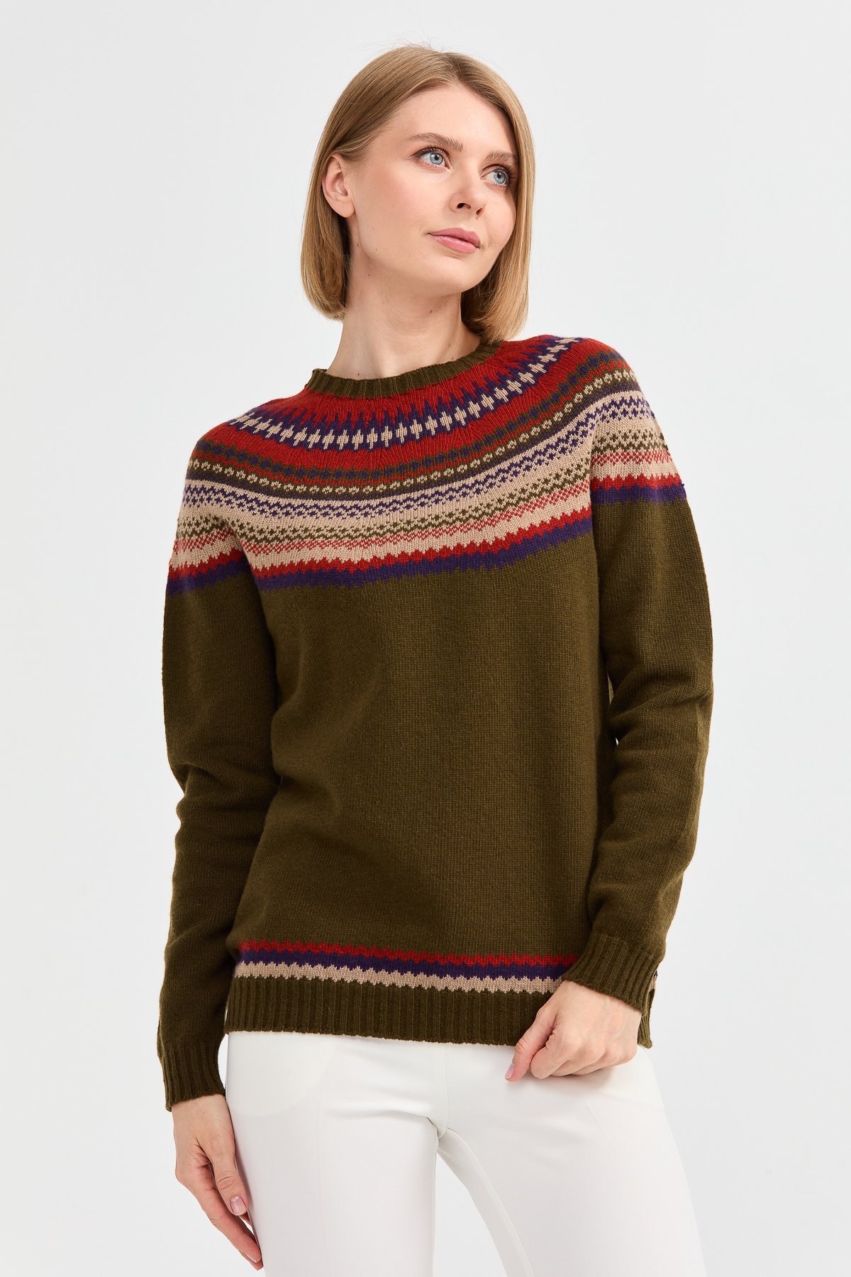 22086Женский шерстяной свитер с круглым вырезом и отделкой, светло зеленый