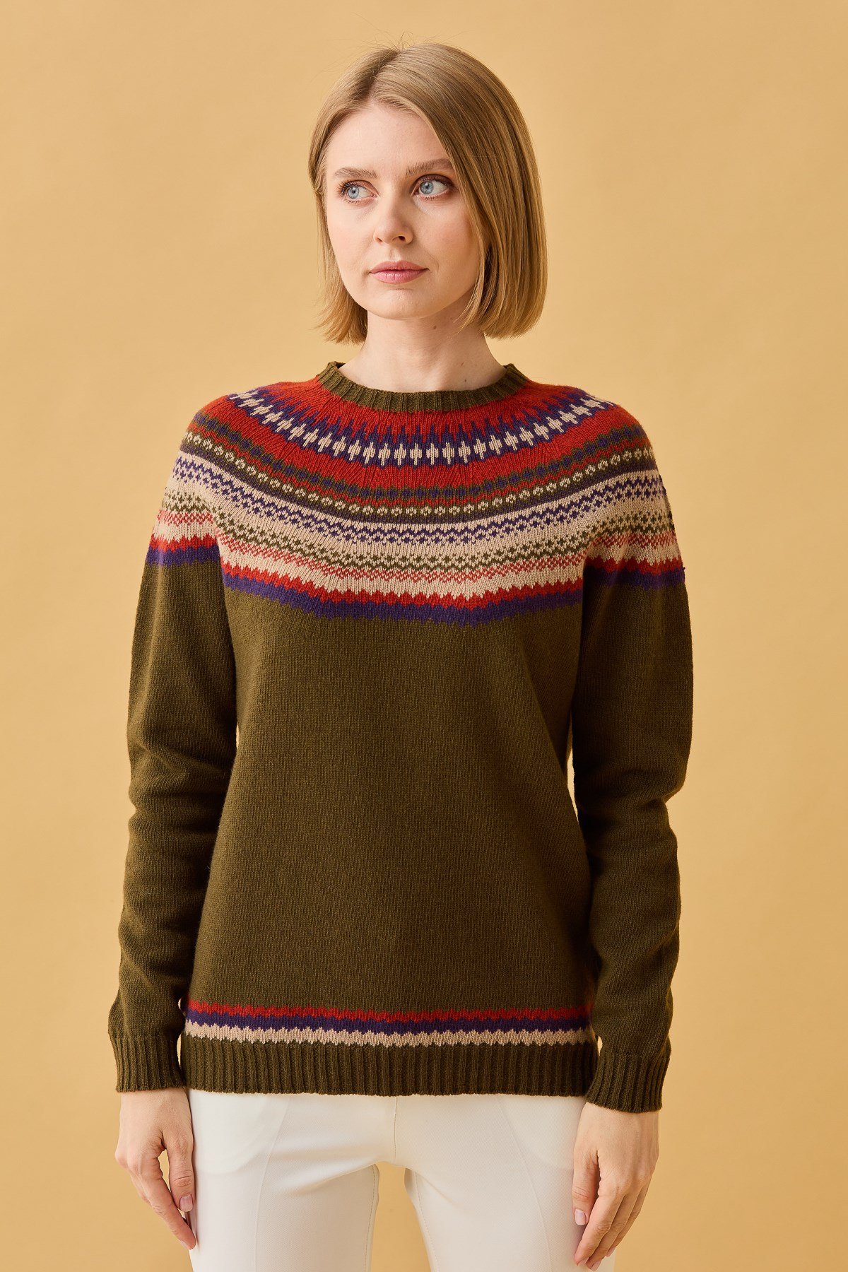 22086Женский шерстяной свитер с круглым вырезом и отделкой, светло зеленый