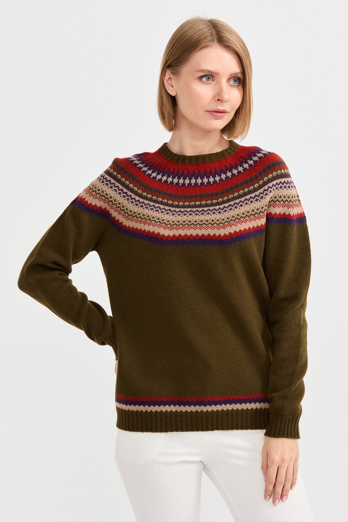 22086Женский шерстяной свитер с круглым вырезом и отделкой, светло зеленый