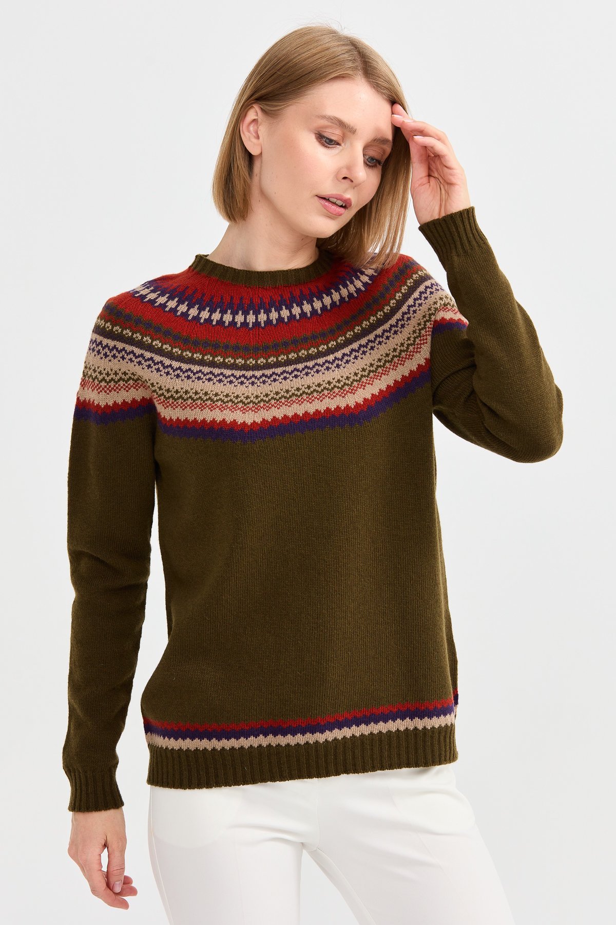 22086Женский шерстяной свитер с круглым вырезом и отделкой, светло зеленый