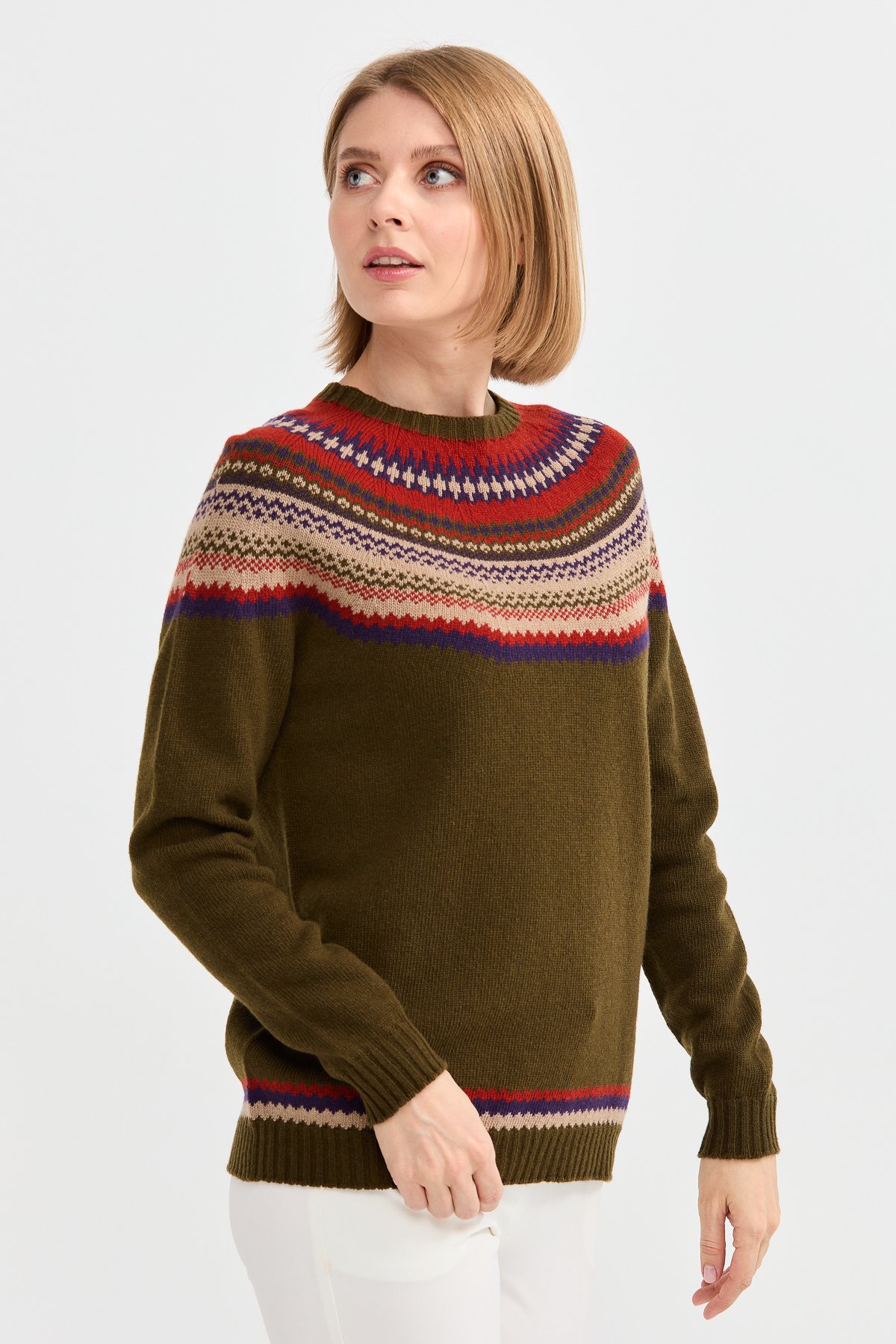 22086Женский шерстяной свитер с круглым вырезом и отделкой, светло зеленый