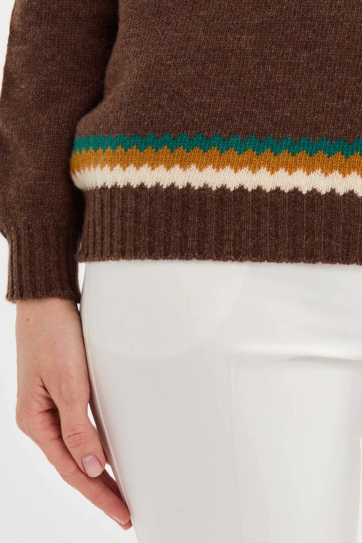 22086Kadın Sıfır Yaka Jakarlı Yün Kazak D.Kahve