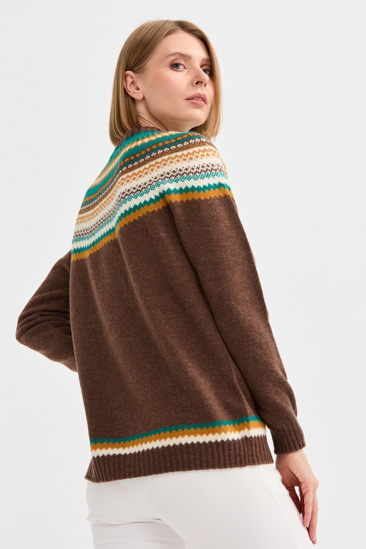 22086Kadın Sıfır Yaka Jakarlı Yün Kazak D.Kahve