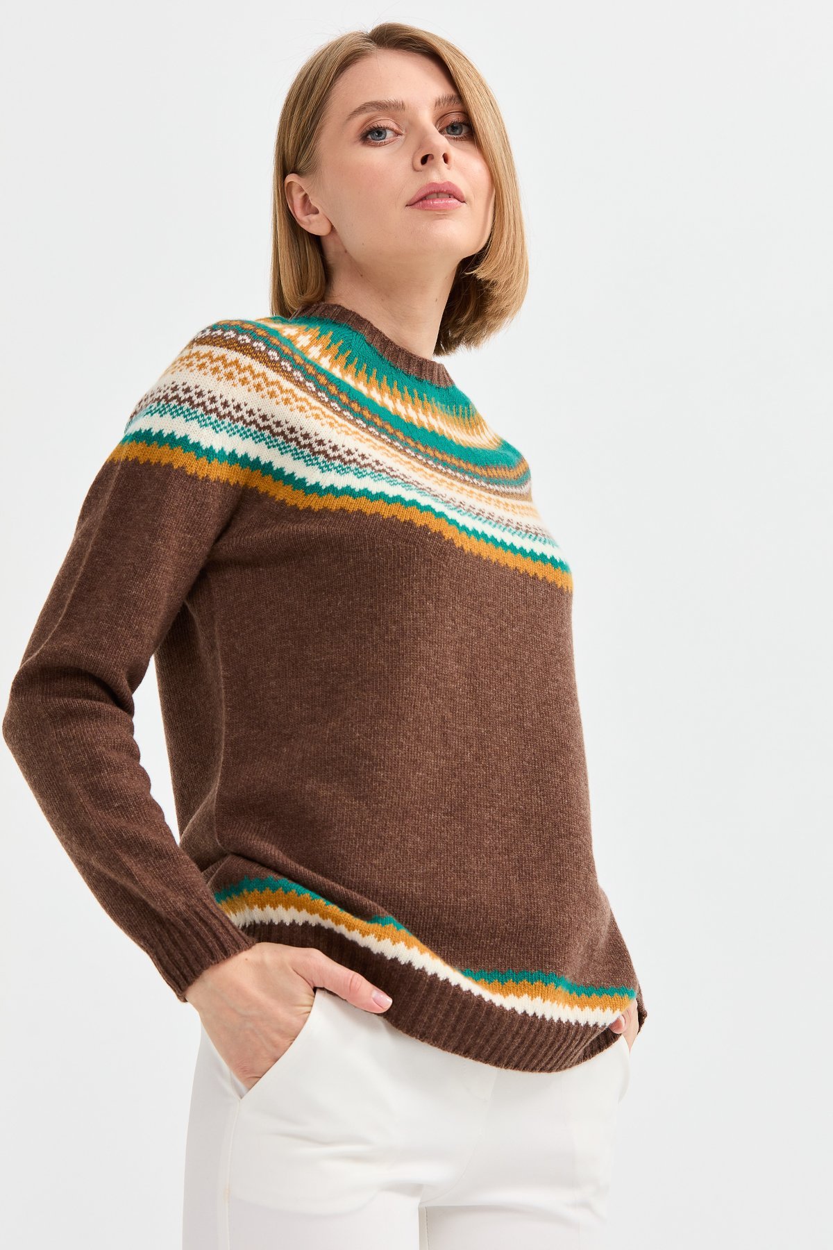 22086Kadın Sıfır Yaka Jakarlı Yün Kazak D.Kahve