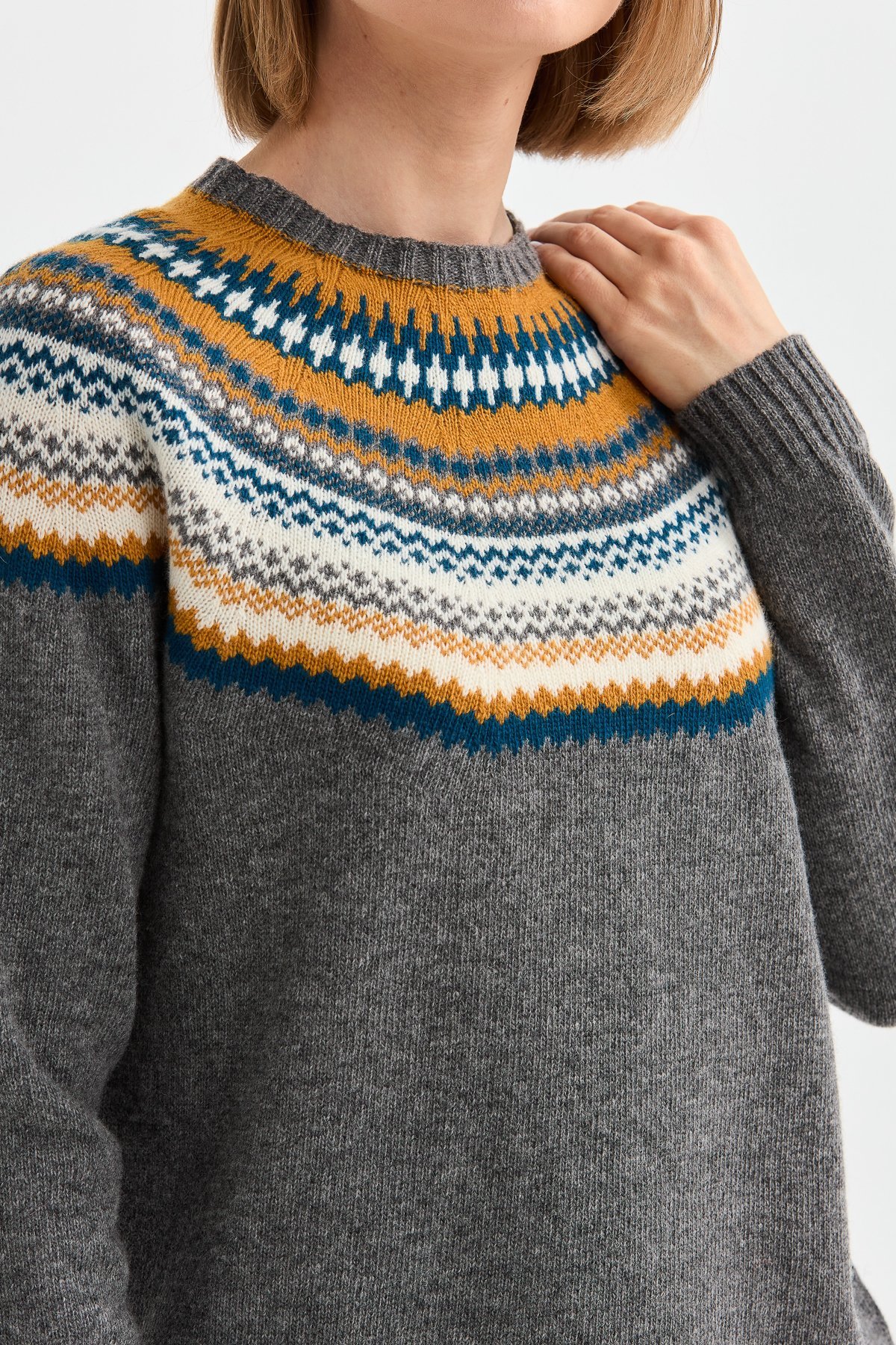 22086Kadın Sıfır Yaka İşleme Desenli Yün Kazak Füme