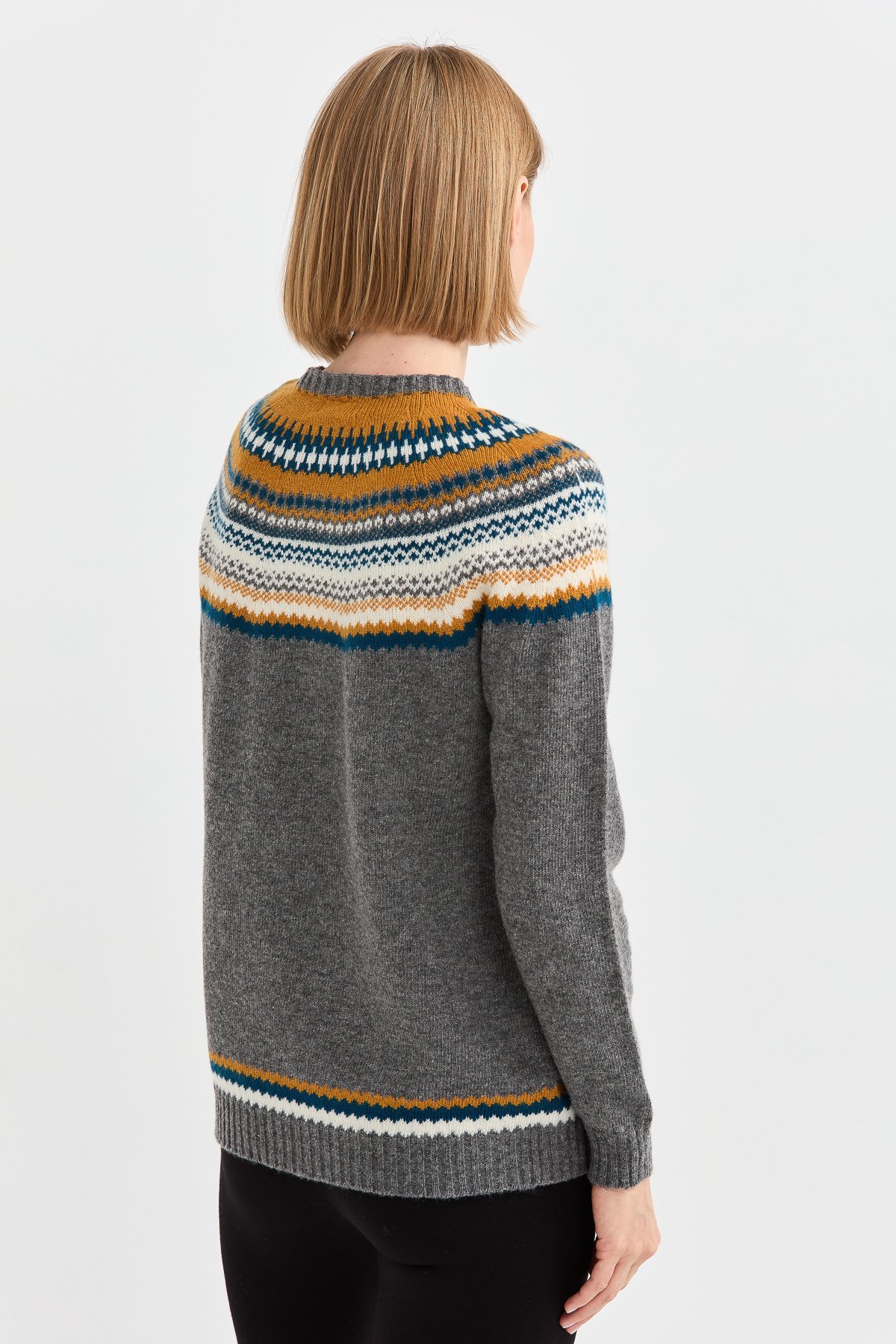 22086Kadın Sıfır Yaka İşleme Desenli Yün Kazak Füme