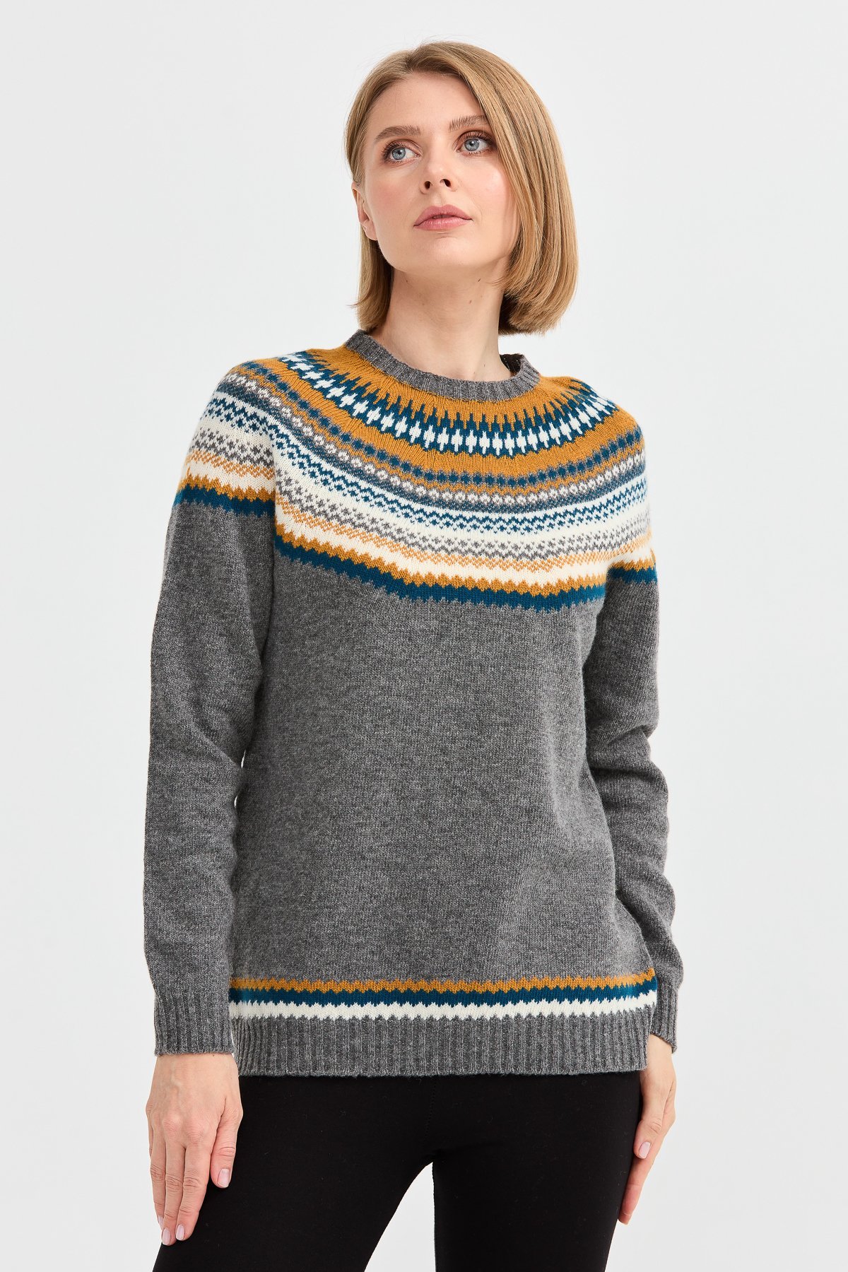 22086Kadın Sıfır Yaka İşleme Desenli Yün Kazak Füme