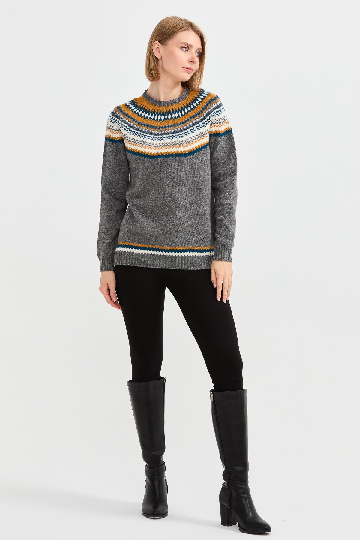 22086Kadın Sıfır Yaka İşleme Desenli Yün Kazak Füme