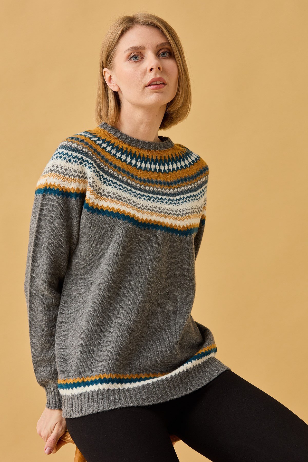 22086Kadın Sıfır Yaka İşleme Desenli Yün Kazak Füme