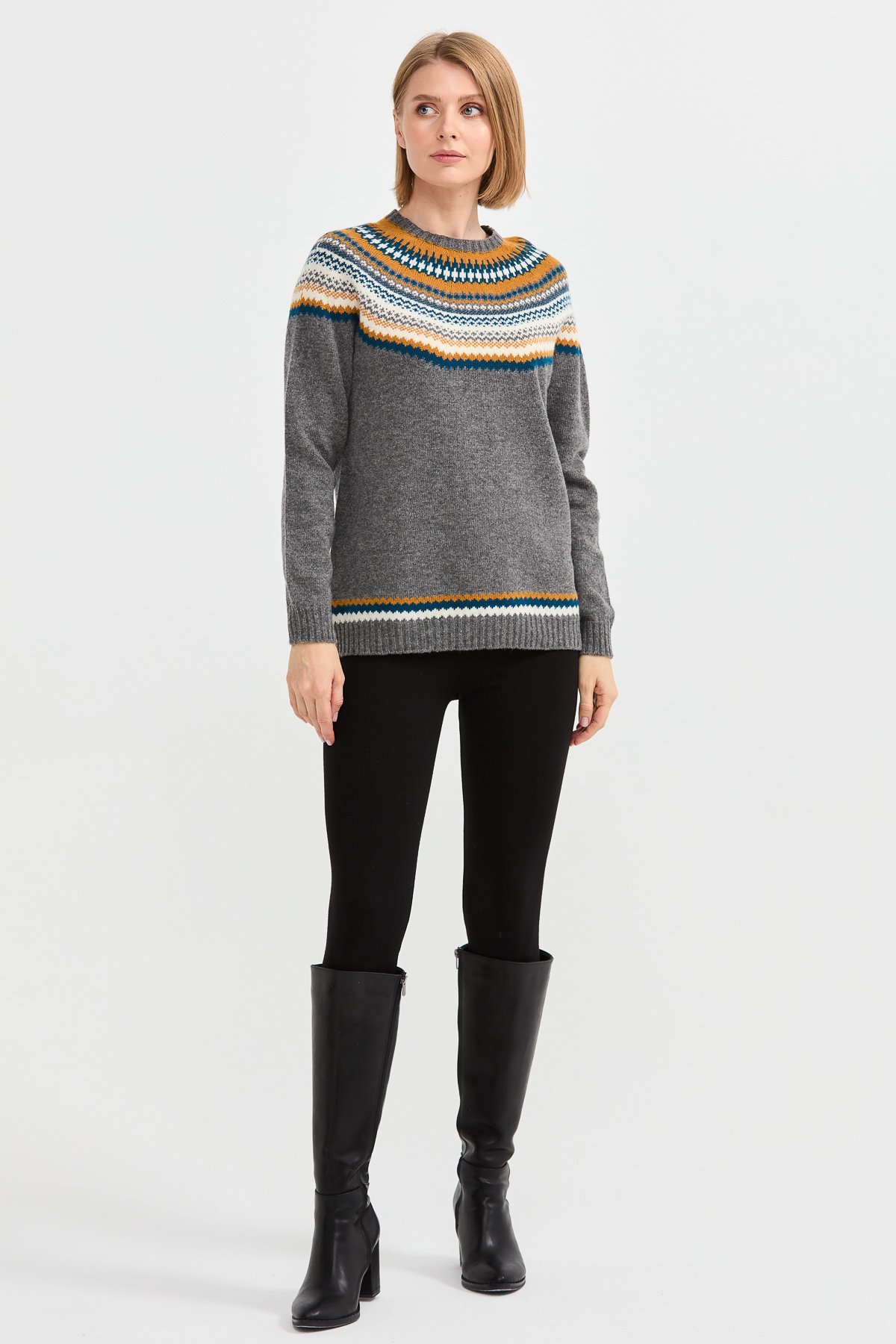 22086Kadın Sıfır Yaka İşleme Desenli Yün Kazak Füme