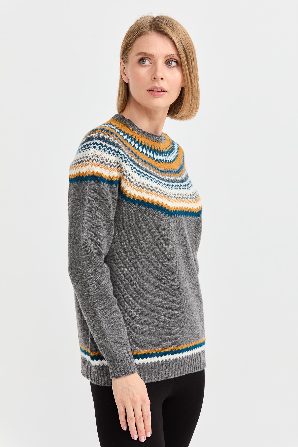 22086Kadın Sıfır Yaka İşleme Desenli Yün Kazak Füme