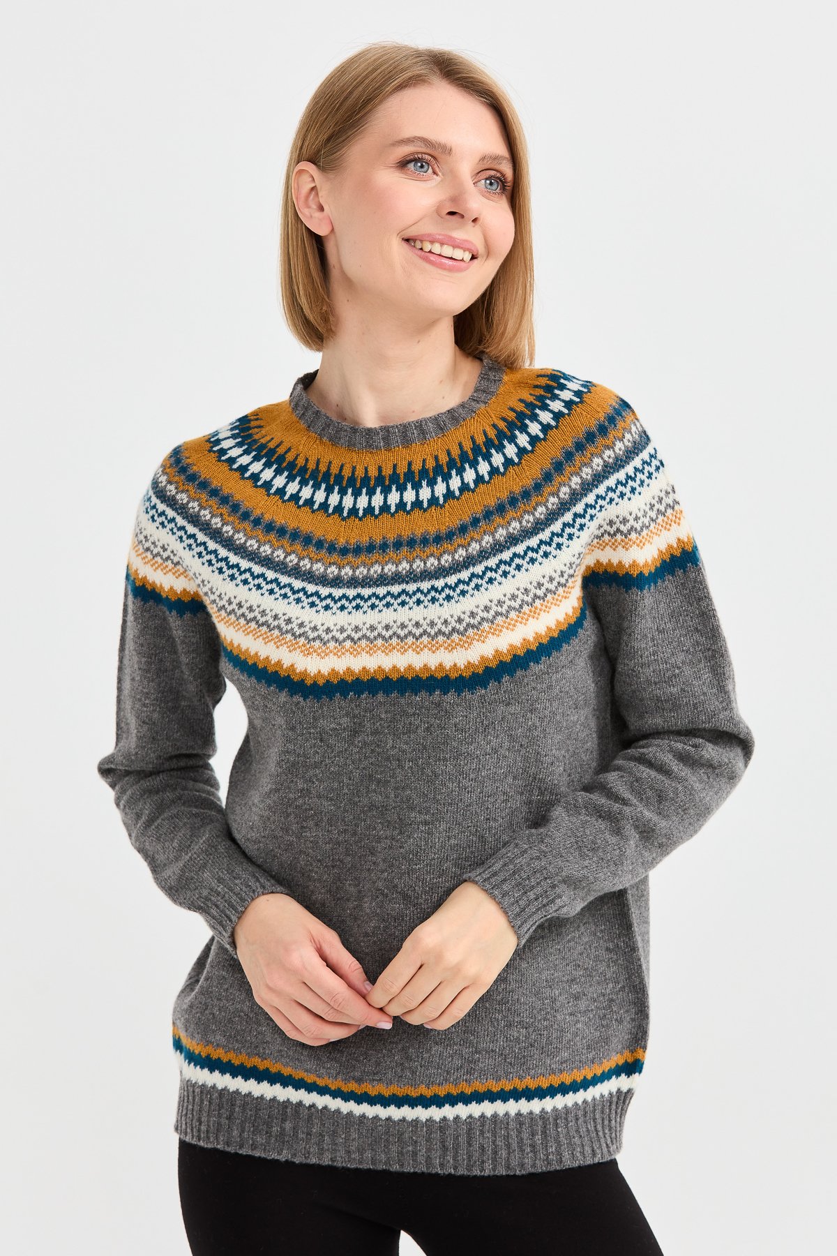 22086Kadın Sıfır Yaka İşleme Desenli Yün Kazak Füme