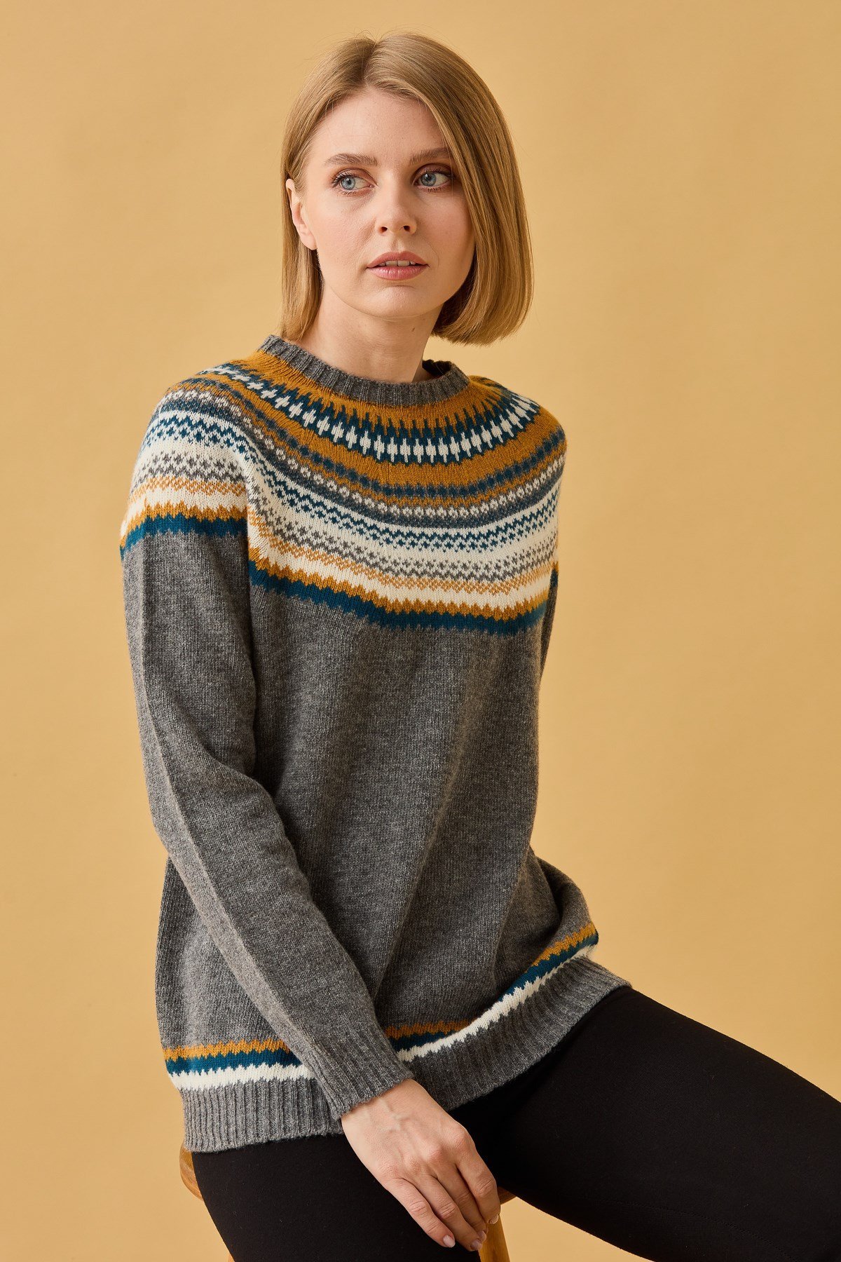 22086Kadın Sıfır Yaka İşleme Desenli Yün Kazak Füme