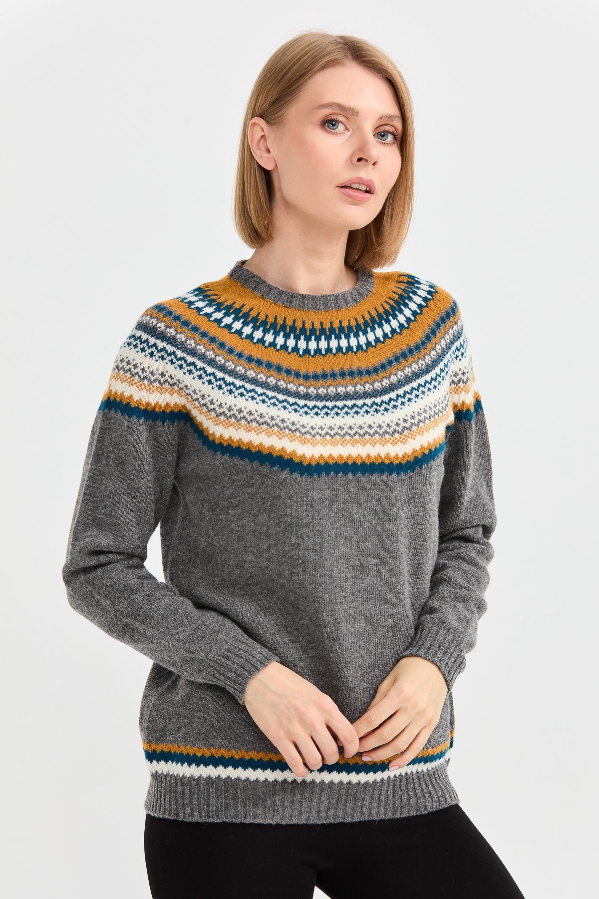 22086Kadın Sıfır Yaka İşleme Desenli Yün Kazak Füme